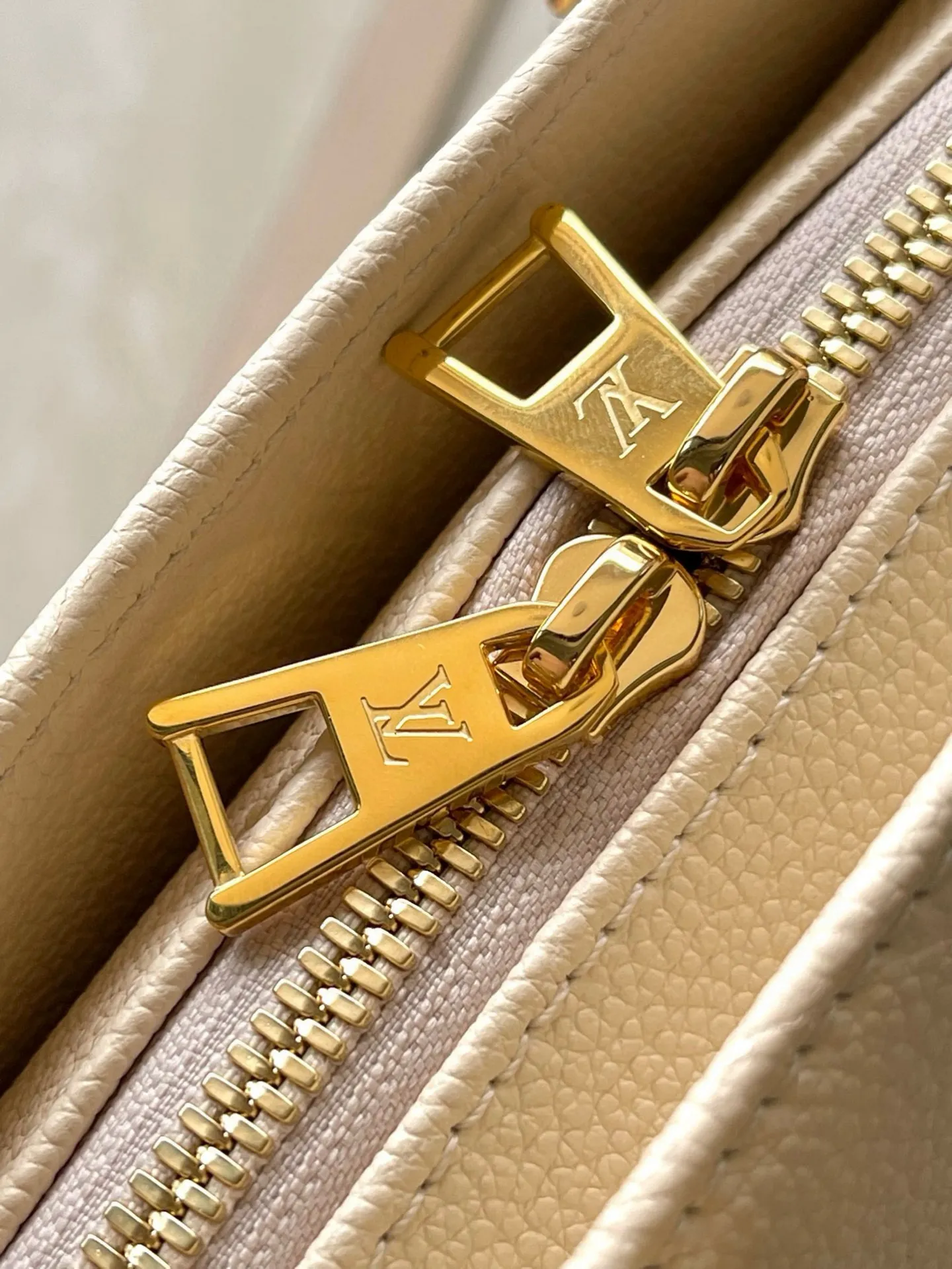 💰1100 (top layer leather) top original order M23698 off-white This small OnTheGo handbag is made of Monogram Empreinte leather embossed with Giant Monogram pattern, highlighting the soft and slender silhouette. The compact interior keeps your daily essentials organized, while the articulated top handle and detachable leather and woven chain shoulder strap allow for a variety of carrying options. Dimensions: 25 × 13 × 10 cm