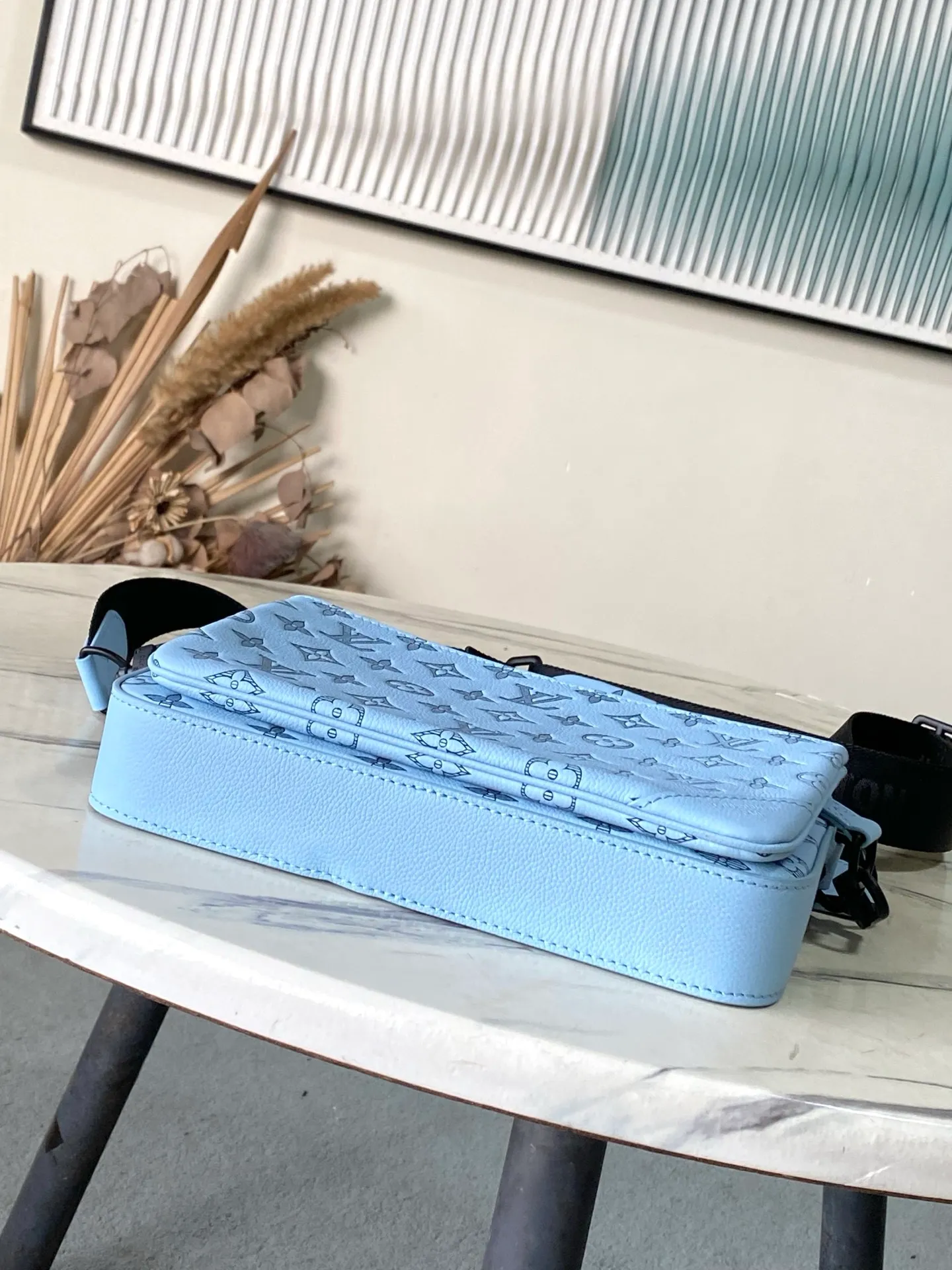 💰1060 (top-grain leather) top-quality original M14781 This Trio messenger bag is made of Monogram embossed cow leather. The zippered front pocket and the small coin purse on the shoulder strap are both detachable, enriching the functional design with the main compartment. The removable and adjustable jacquard fabric shoulder strap is marked with the brand's logo for comfortable shoulder and cross-body wear. Dimensions: 25 x 18.5 x 7 cm.