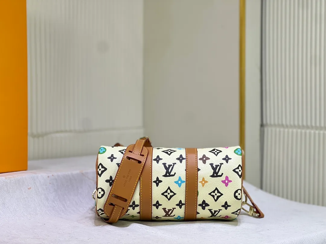Batch 280💰M24849 White Color Black Color Pillow Bag This Keepall 25 handbag is made of Monogram Eclipse Reverse canvas, showing an elegant reinterpretation of Louis Vuitton's classic pattern. The reinforced straps and leather nameplate continue the iconic elements of the Keepall series, and the zipper closure keeps personal items safe and secure. Dimensions: 25.0 x 15.0 x 11.0cm (Length x Height x Width)