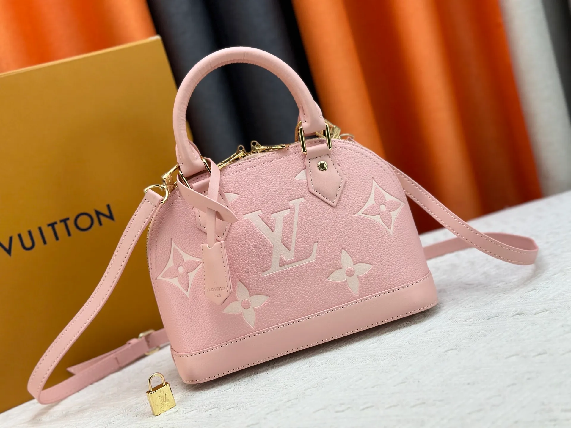 P280 M53152 M13670 The most structured of Louis Vuitton's iconic handbags. Its prototype is a piece designed by Gaston Vuitton and named after the Alma Bridge, which connects two adjacent fashionable districts in Paris. Signature Monogram canvas gives it a classic feel. Dimensions: 25 x 19 x 12 cm (length x height x width)