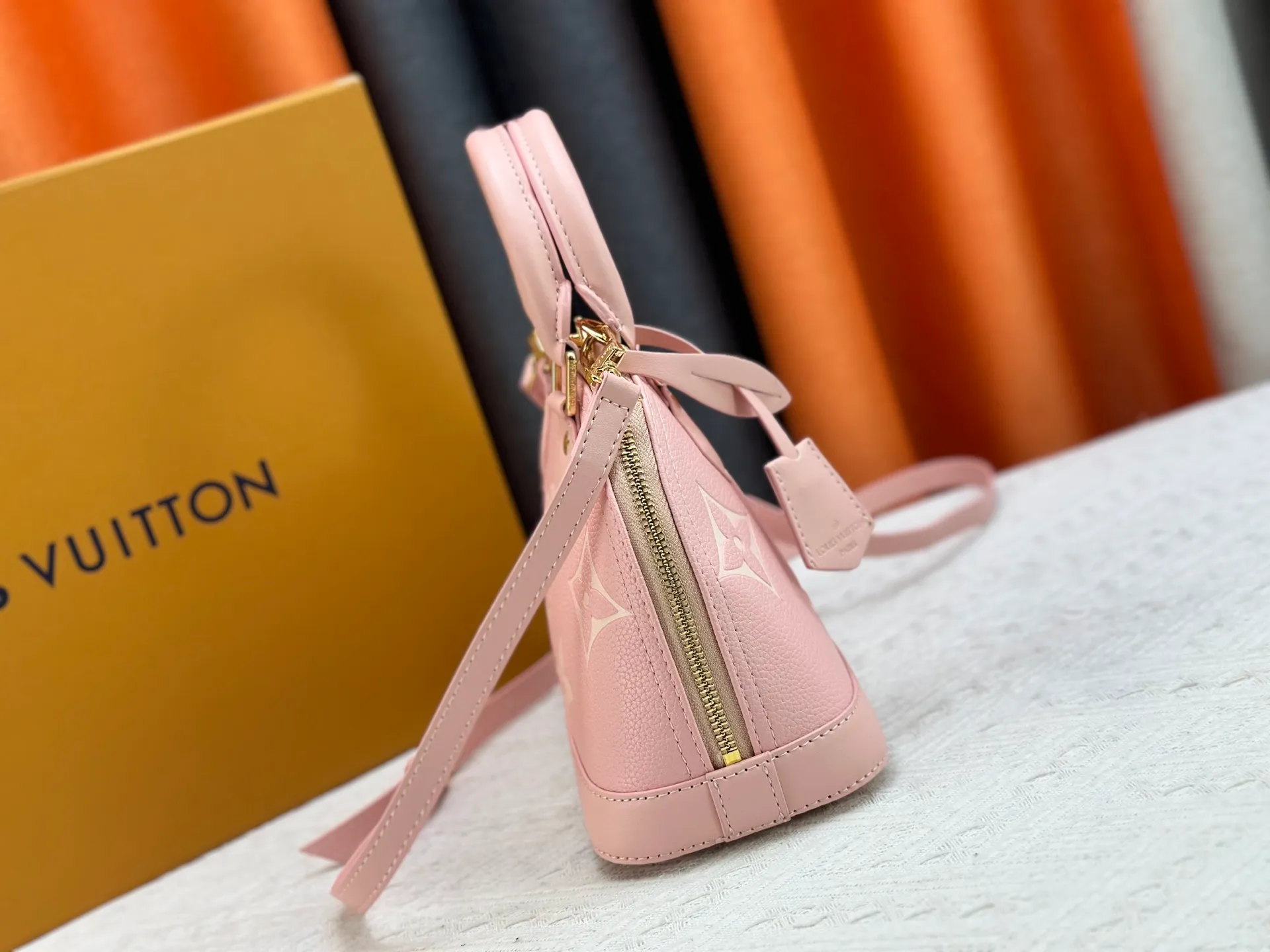 P280 M53152 M13670 The most structured of Louis Vuitton's iconic handbags. Its prototype is a piece designed by Gaston Vuitton and named after the Alma Bridge, which connects two adjacent fashionable districts in Paris. Signature Monogram canvas gives it a classic feel. Dimensions: 25 x 19 x 12 cm (length x height x width)