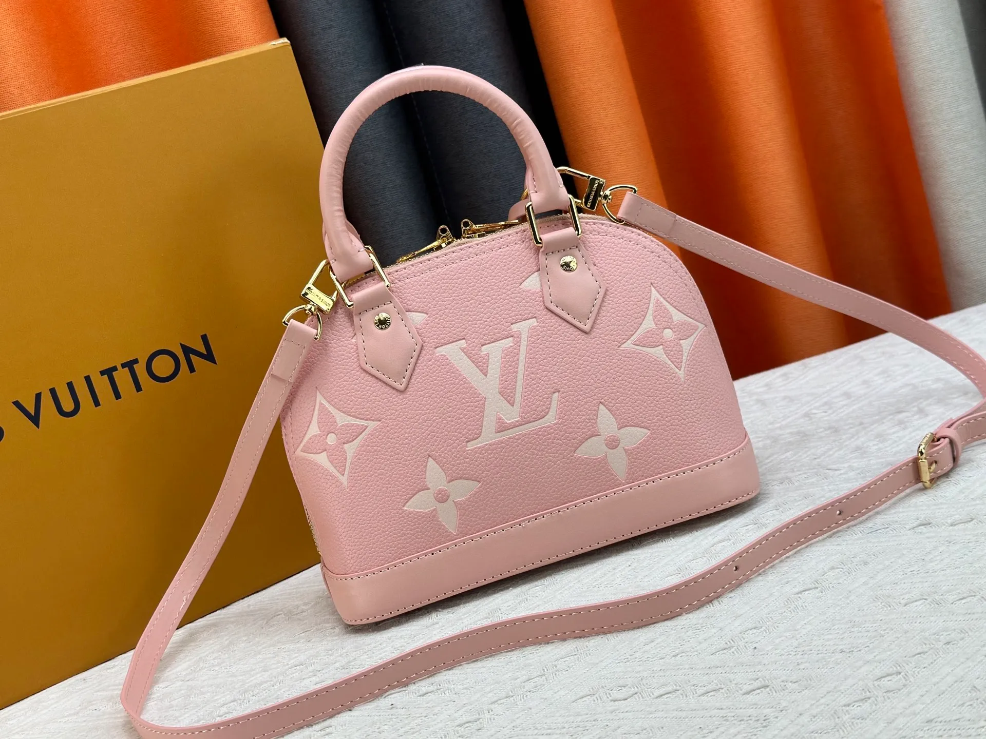 P280 M53152 M13670 The most structured of Louis Vuitton's iconic handbags. Its prototype is a piece designed by Gaston Vuitton and named after the Alma Bridge, which connects two adjacent fashionable districts in Paris. Signature Monogram canvas gives it a classic feel. Dimensions: 25 x 19 x 12 cm (length x height x width)