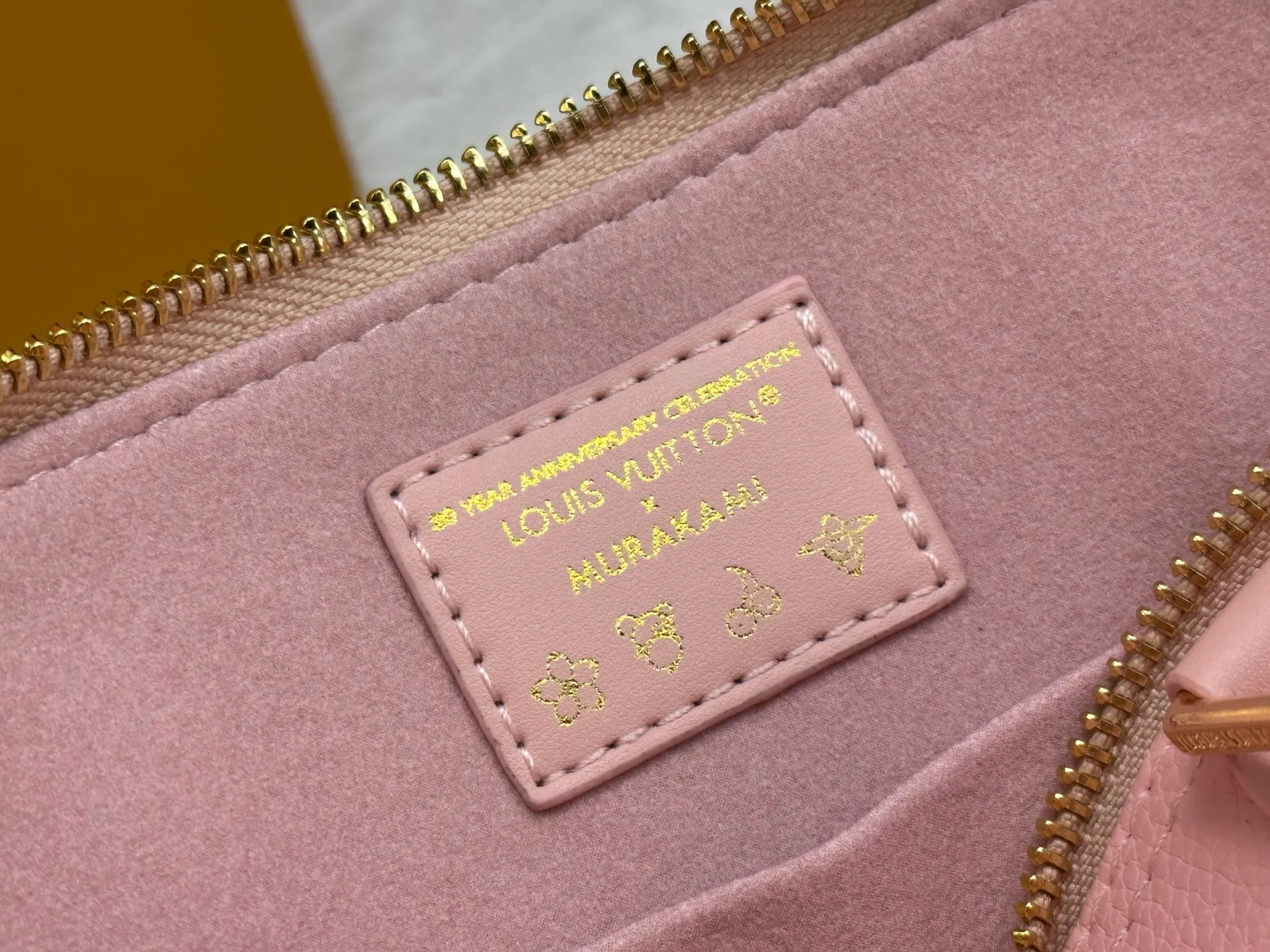 P280 M53152 M13670 The most structured of Louis Vuitton's iconic handbags. Its prototype is a piece designed by Gaston Vuitton and named after the Alma Bridge, which connects two adjacent fashionable districts in Paris. Signature Monogram canvas gives it a classic feel. Dimensions: 25 x 19 x 12 cm (length x height x width)