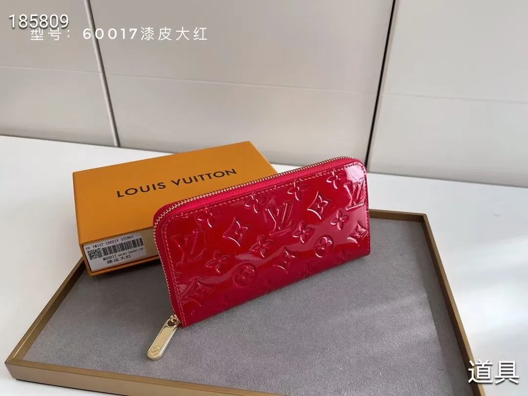 P140💰#Patent leather glossy embossed This classic LV Zippy zipper wallet is exquisite and soft, with spacious capacity and exquisite gold accessories, showing elegance in a low-key manner. Embossed calfskin with smooth leather trim, 8 credit card slots, zipped coin compartment, 3 large compartments for documents and passports, 2 flat pockets. Model: M60017 patent leather Size: 19x10 Coding: nn96/195175/59