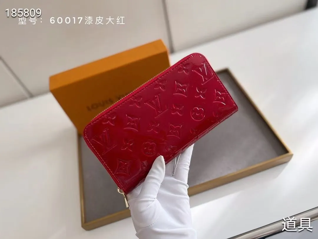 P140💰#Patent leather glossy embossed This classic LV Zippy zipper wallet is exquisite and soft, with spacious capacity and exquisite gold accessories, showing elegance in a low-key manner. Embossed calfskin with smooth leather trim, 8 credit card slots, zipped coin compartment, 3 large compartments for documents and passports, 2 flat pockets. Model: M60017 patent leather Size: 19x10 Coding: nn96/195175/59