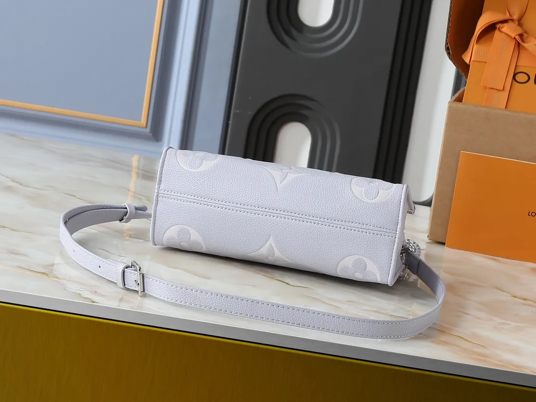 💰240💰Upgraded from the original M15192 M23640 M23698 M14213 M14236 M46653 This OnTheGo East West handbag is from the LV Milky Way series. It renders the iconic Monogram Empreinte leather in seasonal colors, complementing the shiny metal parts and detachable woven chain. The inner and outer compartments can store daily necessities in an orderly manner, and the compact size makes it easy to carry in a variety of ways. Dimensions: 25.0 x 13.0 x 10.0 cm (length x height x width)