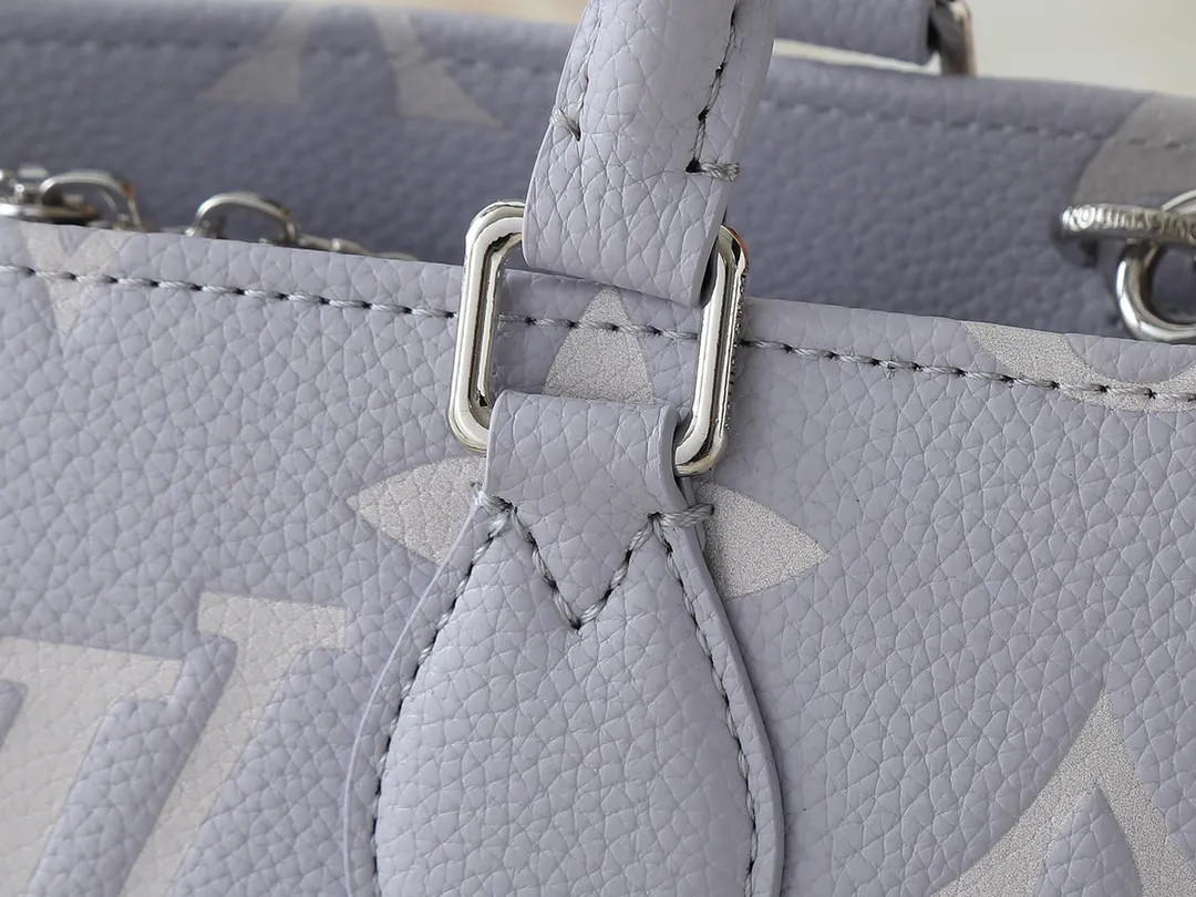 💰240💰Upgraded from the original M15192 M23640 M23698 M14213 M14236 M46653 This OnTheGo East West handbag is from the LV Milky Way series. It renders the iconic Monogram Empreinte leather in seasonal colors, complementing the shiny metal parts and detachable woven chain. The inner and outer compartments can store daily necessities in an orderly manner, and the compact size makes it easy to carry in a variety of ways. Dimensions: 25.0 x 13.0 x 10.0 cm (length x height x width)