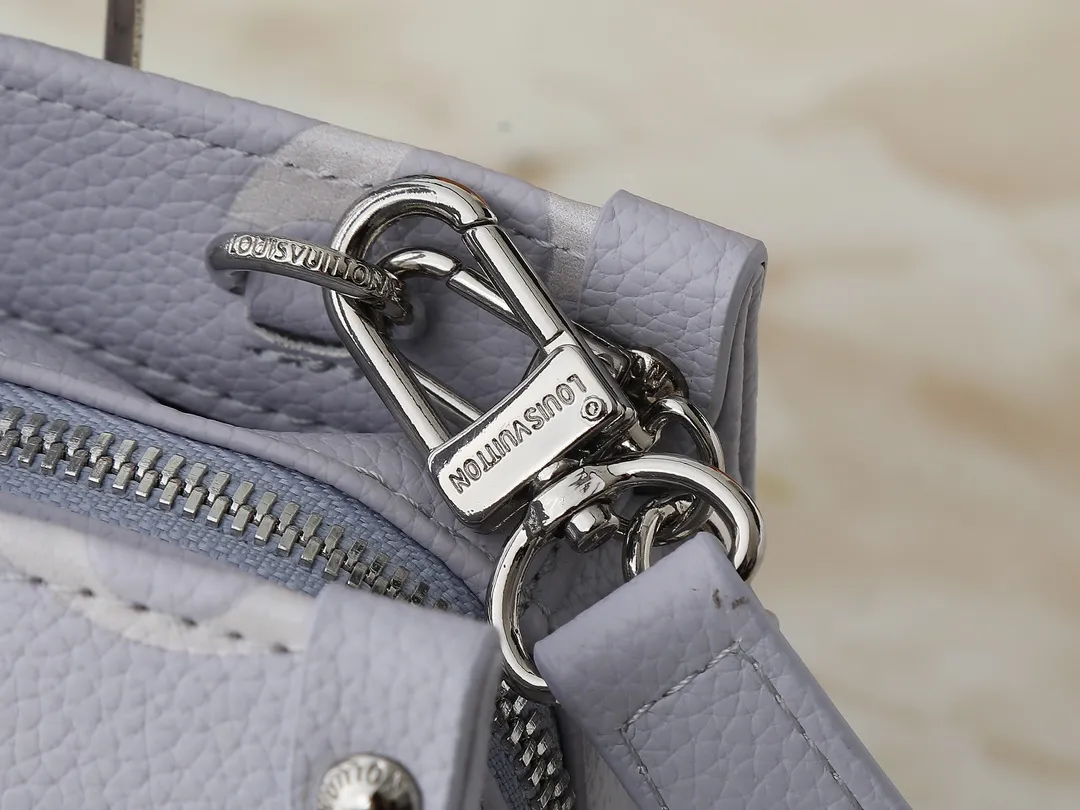 💰240💰Upgraded from the original M15192 M23640 M23698 M14213 M14236 M46653 This OnTheGo East West handbag is from the LV Milky Way series. It renders the iconic Monogram Empreinte leather in seasonal colors, complementing the shiny metal parts and detachable woven chain. The inner and outer compartments can store daily necessities in an orderly manner, and the compact size makes it easy to carry in a variety of ways. Dimensions: 25.0 x 13.0 x 10.0 cm (length x height x width)