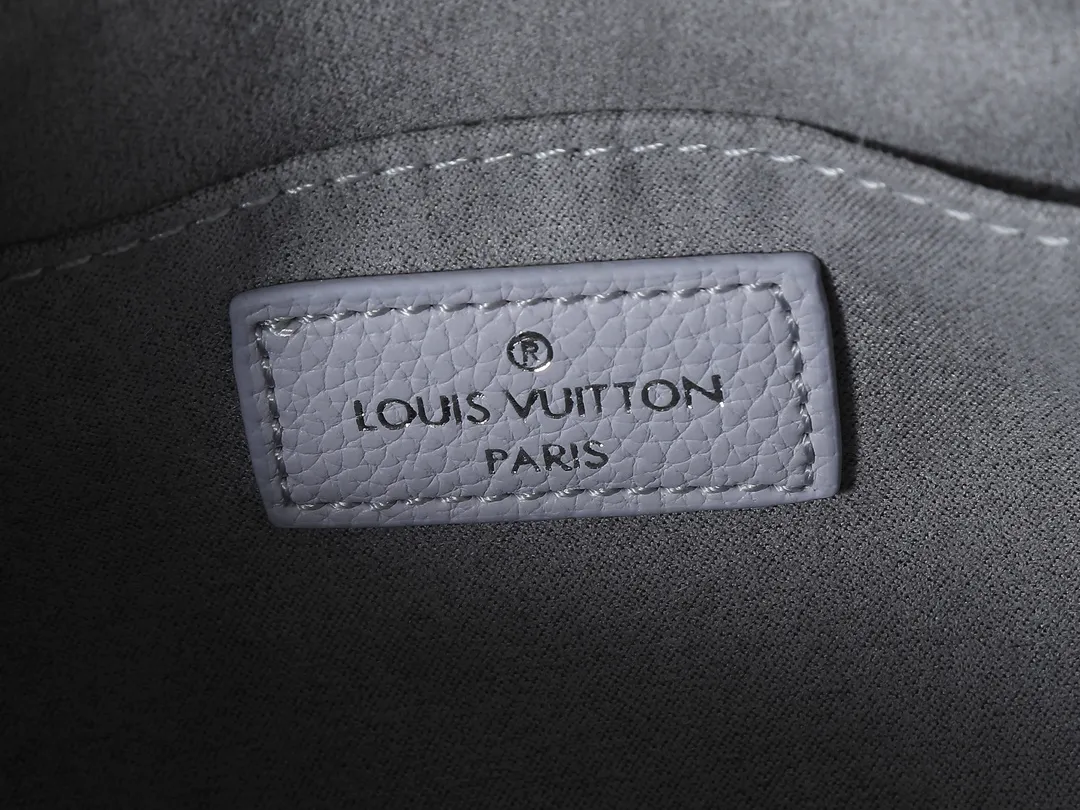 💰240💰Upgraded from the original M15192 M23640 M23698 M14213 M14236 M46653 This OnTheGo East West handbag is from the LV Milky Way series. It renders the iconic Monogram Empreinte leather in seasonal colors, complementing the shiny metal parts and detachable woven chain. The inner and outer compartments can store daily necessities in an orderly manner, and the compact size makes it easy to carry in a variety of ways. Dimensions: 25.0 x 13.0 x 10.0 cm (length x height x width)