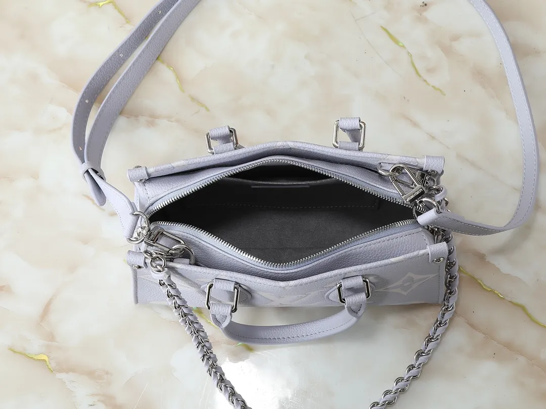 💰240💰Upgraded from the original M15192 M23640 M23698 M14213 M14236 M46653 This OnTheGo East West handbag is from the LV Milky Way series. It renders the iconic Monogram Empreinte leather in seasonal colors, complementing the shiny metal parts and detachable woven chain. The inner and outer compartments can store daily necessities in an orderly manner, and the compact size makes it easy to carry in a variety of ways. Dimensions: 25.0 x 13.0 x 10.0 cm (length x height x width)