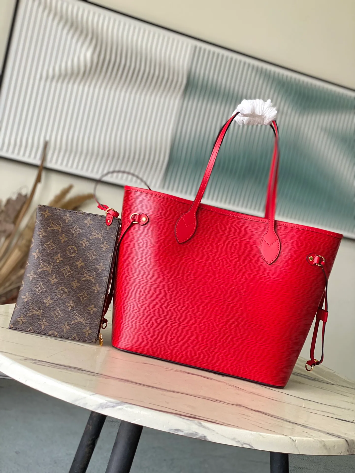 💰1320 (First-Grade Leather) Top Original M12755 Red This classic Neverfull MM handbag combines timeless design and traditional details, making it ideal for carrying to work and other occasions. The new version is made from signature Epi leather and has adjustable elastic straps on both sides to create a tight silhouette. The interior of the bag is spacious enough to store a 13-inch laptop, and the detachable zippered storage bag can be used as a clutch or as an extra pocket to store valuables. Dimensions: 31 x 28 x 14 cm (length x height x width)