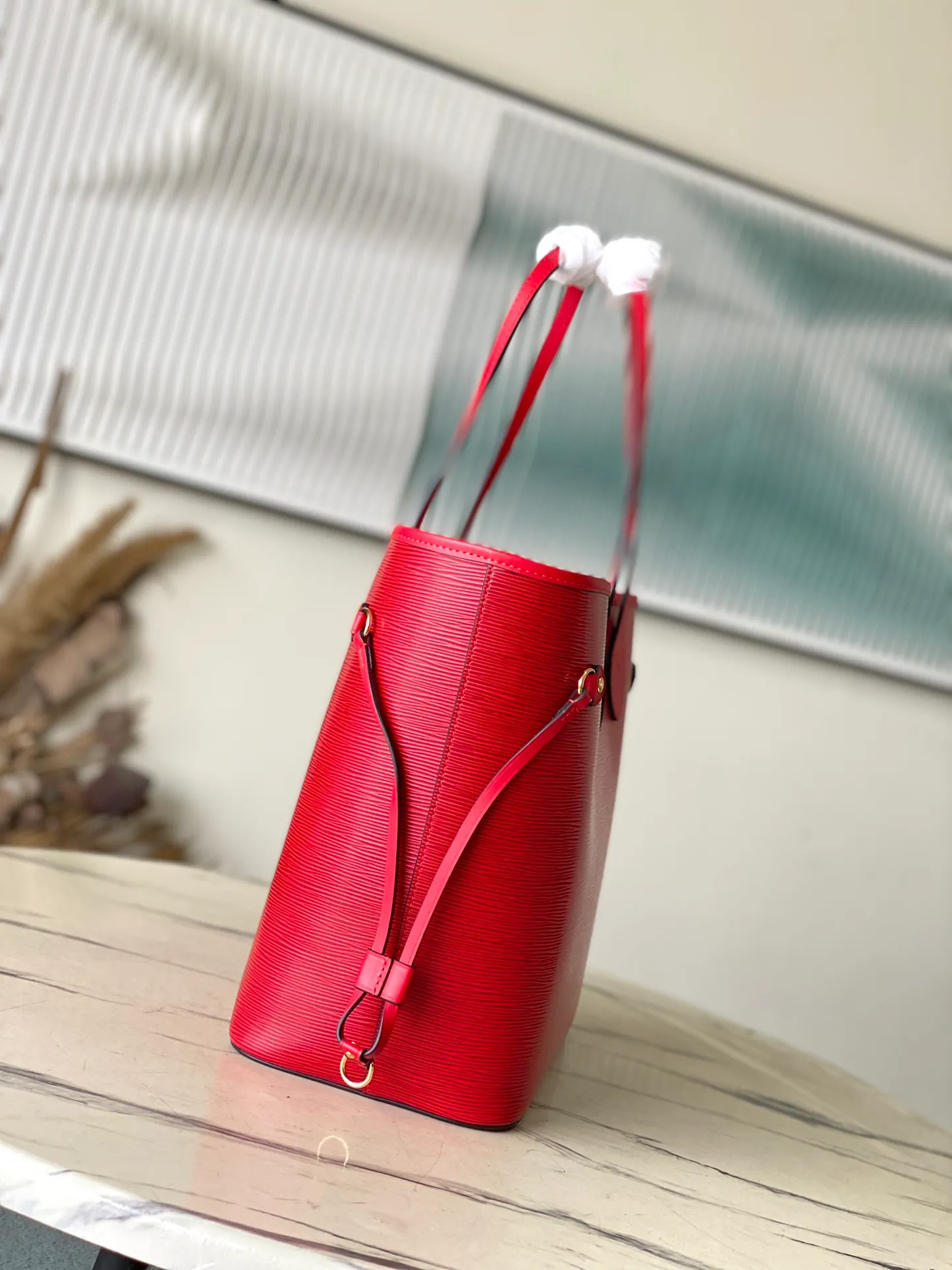 💰1320 (First-Grade Leather) Top Original M12755 Red This classic Neverfull MM handbag combines timeless design and traditional details, making it ideal for carrying to work and other occasions. The new version is made from signature Epi leather and has adjustable elastic straps on both sides to create a tight silhouette. The interior of the bag is spacious enough to store a 13-inch laptop, and the detachable zippered storage bag can be used as a clutch or as an extra pocket to store valuables. Dimensions: 31 x 28 x 14 cm (length x height x width)