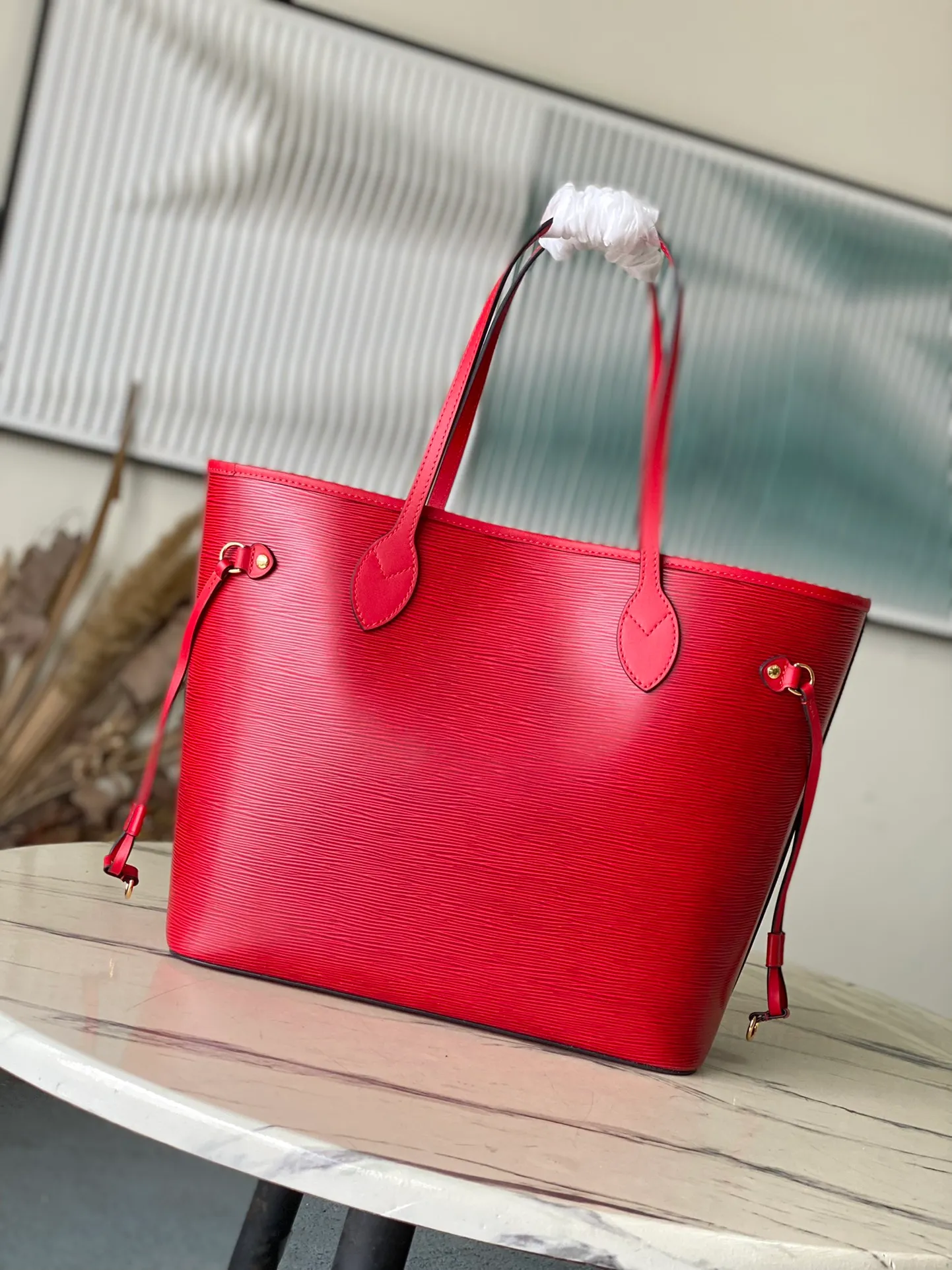 💰1320 (First-Grade Leather) Top Original M12755 Red This classic Neverfull MM handbag combines timeless design and traditional details, making it ideal for carrying to work and other occasions. The new version is made from signature Epi leather and has adjustable elastic straps on both sides to create a tight silhouette. The interior of the bag is spacious enough to store a 13-inch laptop, and the detachable zippered storage bag can be used as a clutch or as an extra pocket to store valuables. Dimensions: 31 x 28 x 14 cm (length x height x width)