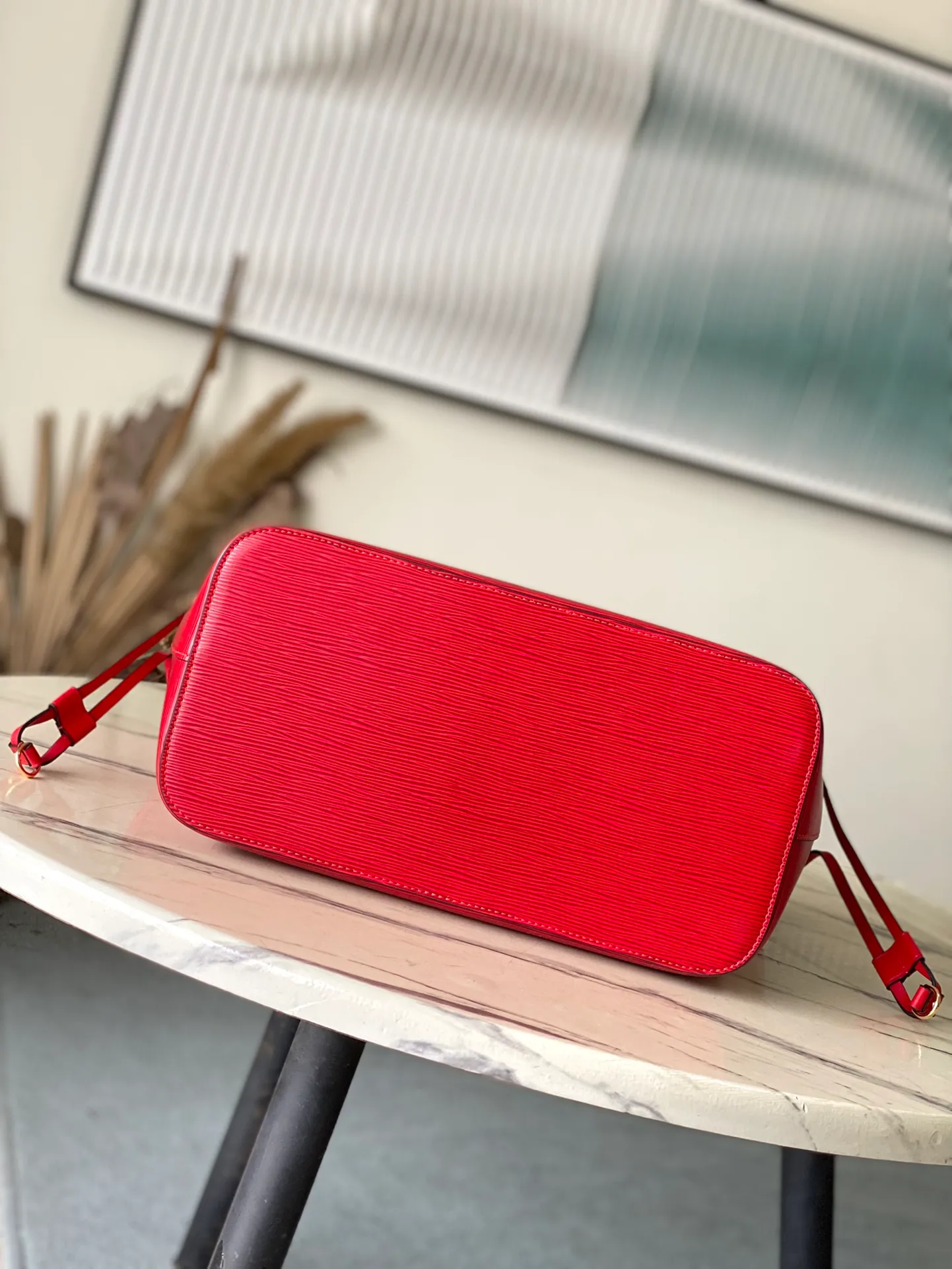 💰1320 (First-Grade Leather) Top Original M12755 Red This classic Neverfull MM handbag combines timeless design and traditional details, making it ideal for carrying to work and other occasions. The new version is made from signature Epi leather and has adjustable elastic straps on both sides to create a tight silhouette. The interior of the bag is spacious enough to store a 13-inch laptop, and the detachable zippered storage bag can be used as a clutch or as an extra pocket to store valuables. Dimensions: 31 x 28 x 14 cm (length x height x width)