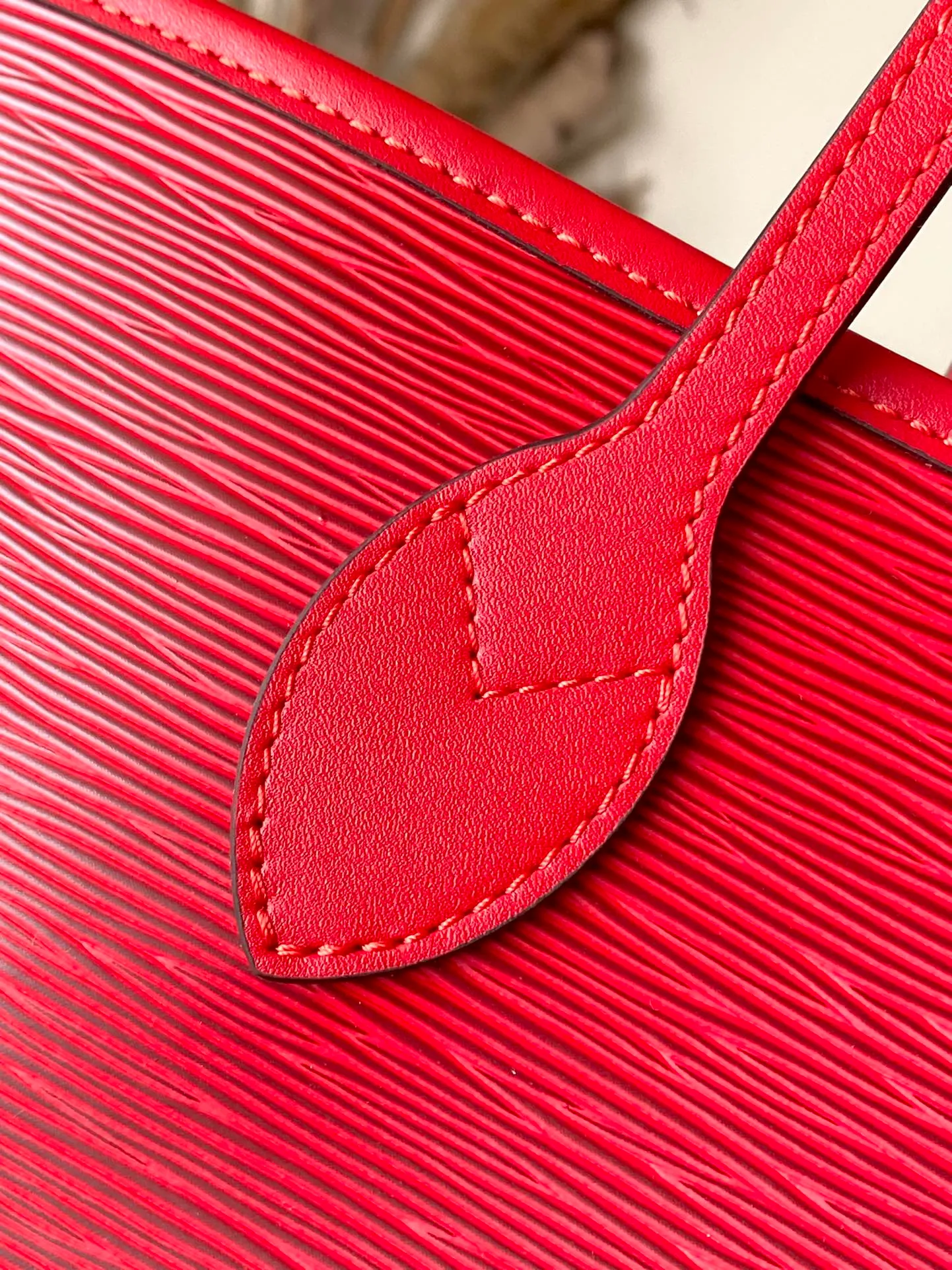💰1320 (First-Grade Leather) Top Original M12755 Red This classic Neverfull MM handbag combines timeless design and traditional details, making it ideal for carrying to work and other occasions. The new version is made from signature Epi leather and has adjustable elastic straps on both sides to create a tight silhouette. The interior of the bag is spacious enough to store a 13-inch laptop, and the detachable zippered storage bag can be used as a clutch or as an extra pocket to store valuables. Dimensions: 31 x 28 x 14 cm (length x height x width)