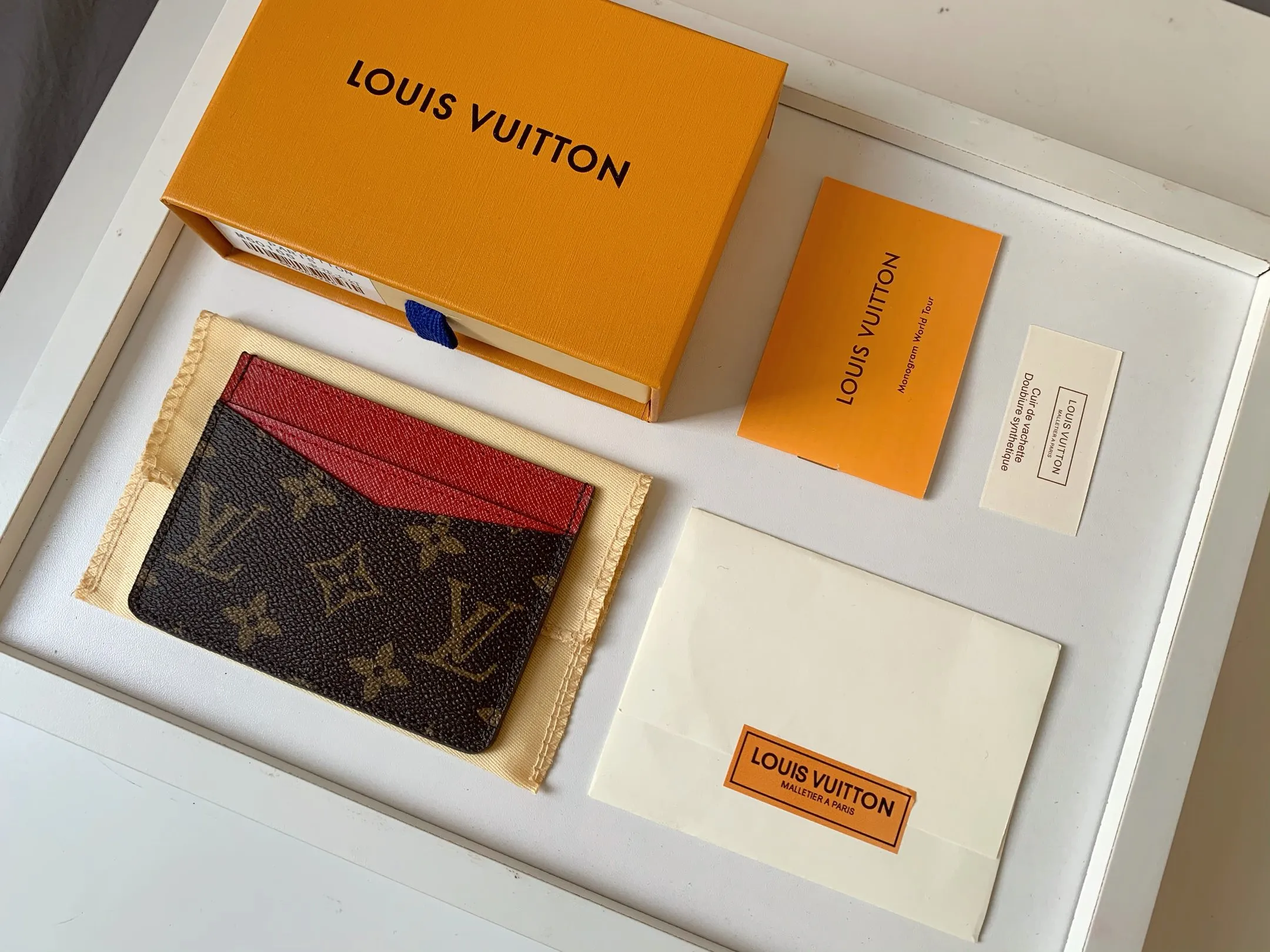 💰80 💎Card Holder Neo Card Holder made of Monogram Macassar canvas is the first choice for carrying important cards. Black leather trim makes the classic Louis Vuitton pattern even more eye-catching. Model: M60166. Size: 7.5*12
