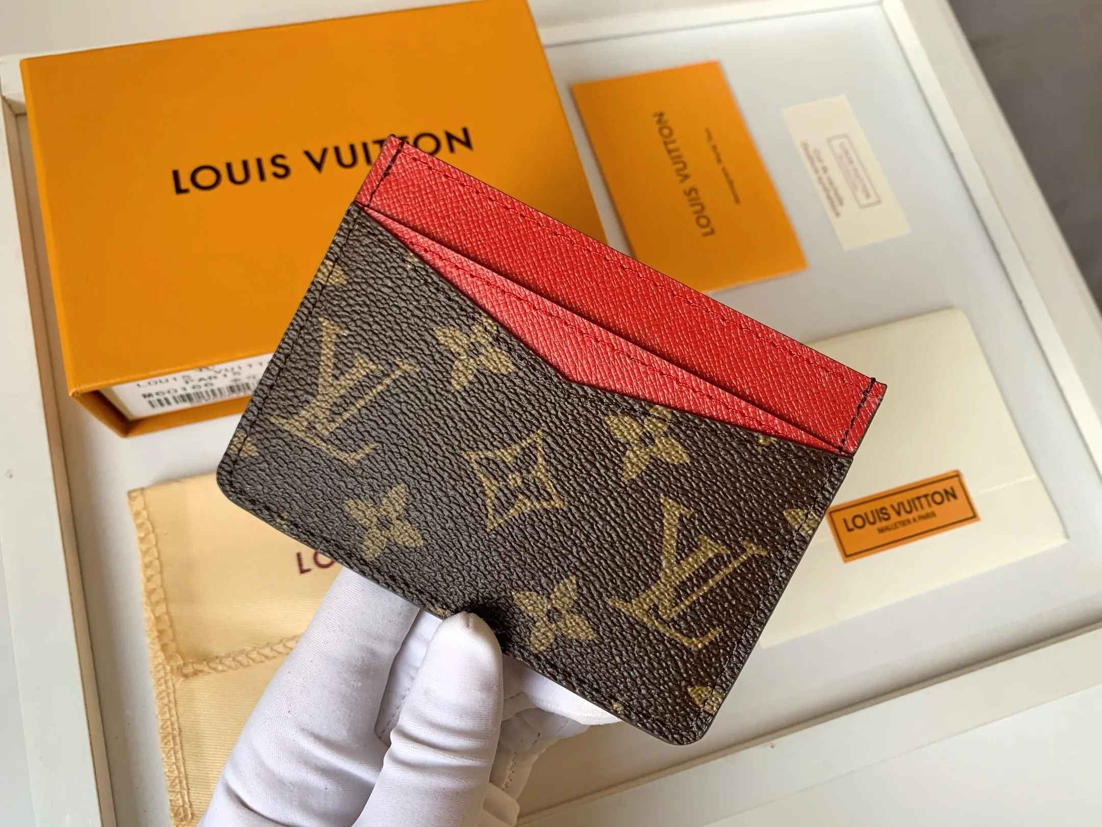 💰80 💎Card Holder Neo Card Holder made of Monogram Macassar canvas is the first choice for carrying important cards. Black leather trim makes the classic Louis Vuitton pattern even more eye-catching. Model: M60166. Size: 7.5*12