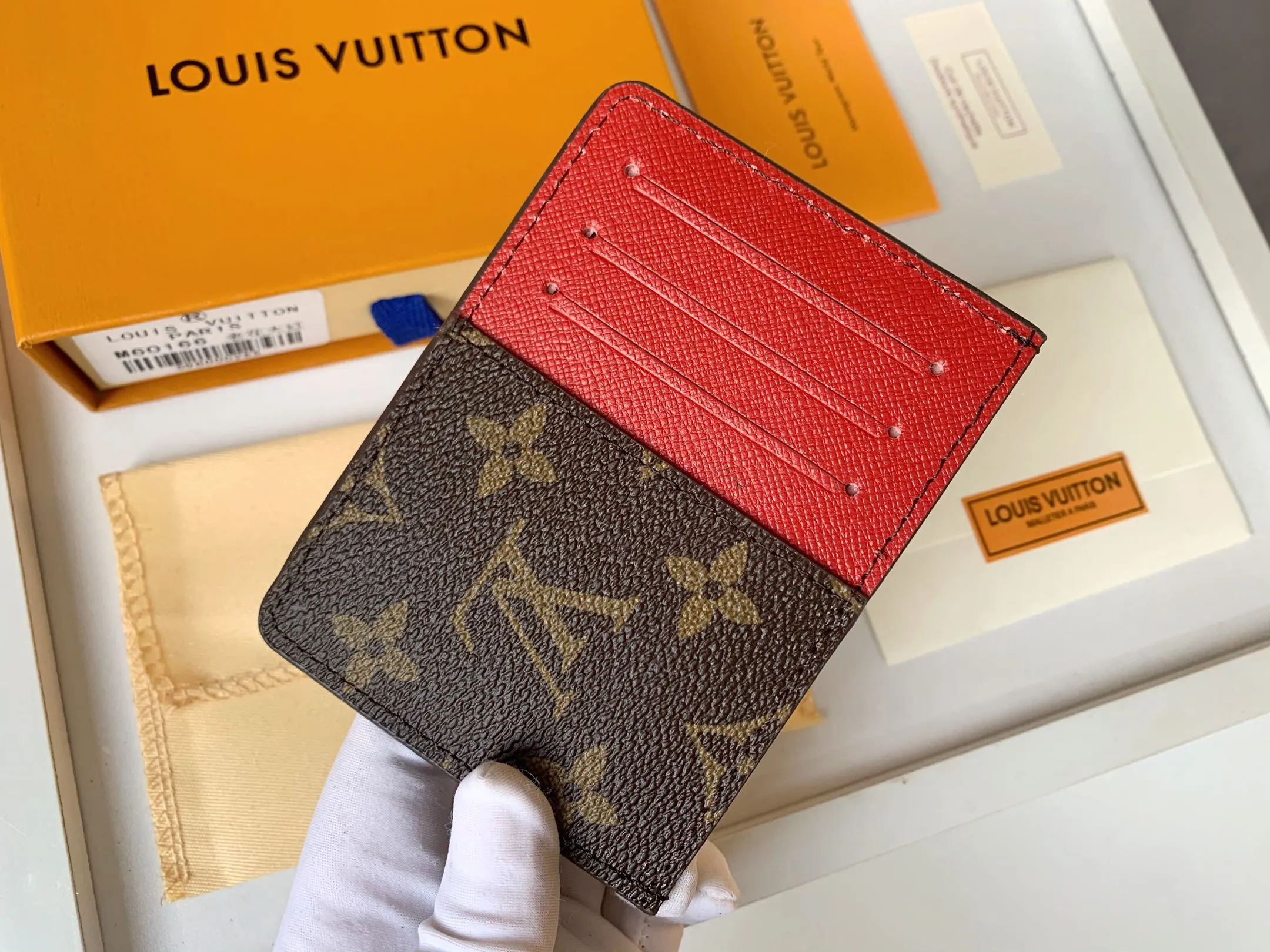 💰80 💎Card Holder Neo Card Holder made of Monogram Macassar canvas is the first choice for carrying important cards. Black leather trim makes the classic Louis Vuitton pattern even more eye-catching. Model: M60166. Size: 7.5*12