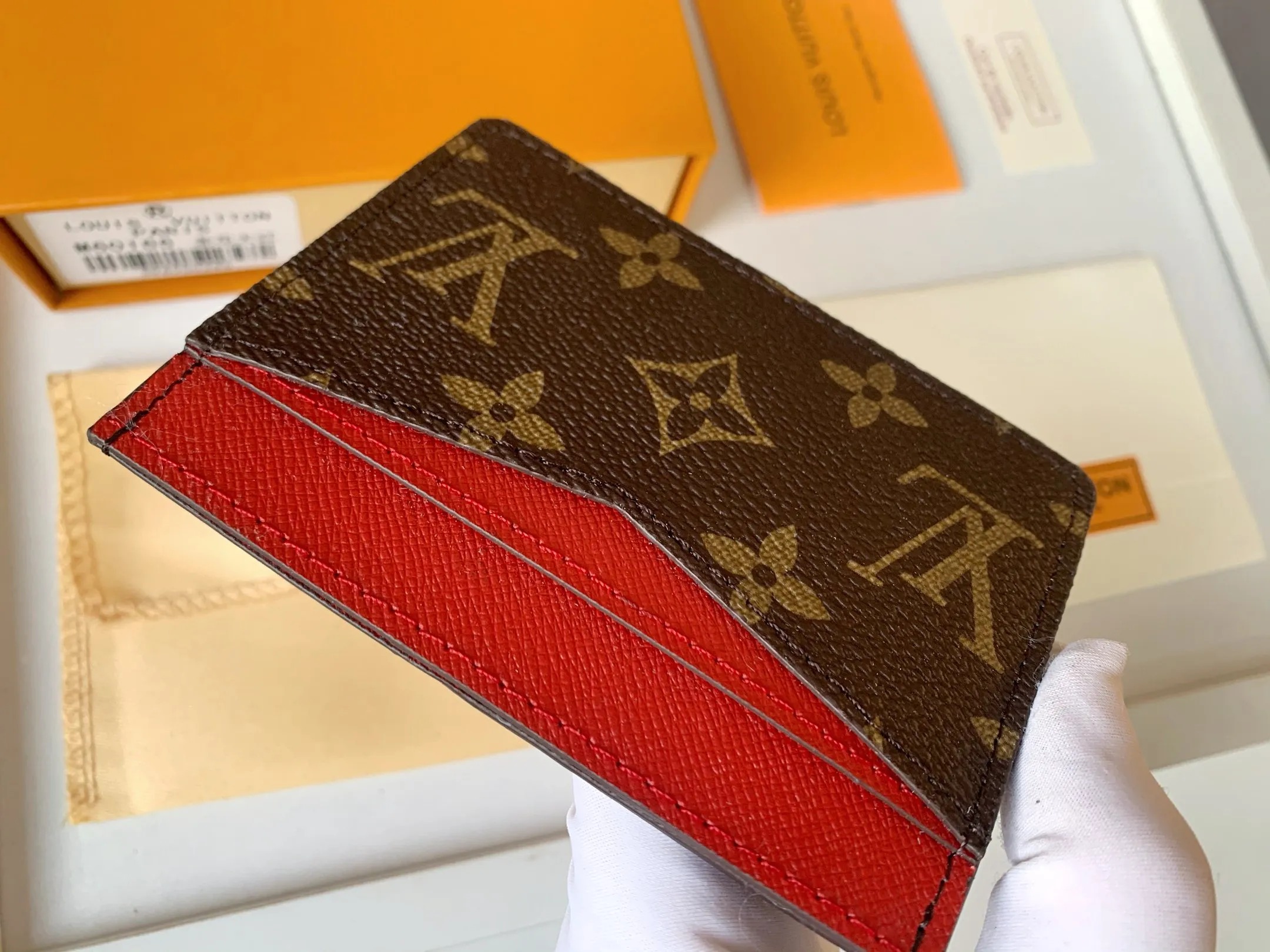 💰80 💎Card Holder Neo Card Holder made of Monogram Macassar canvas is the first choice for carrying important cards. Black leather trim makes the classic Louis Vuitton pattern even more eye-catching. Model: M60166. Size: 7.5*12