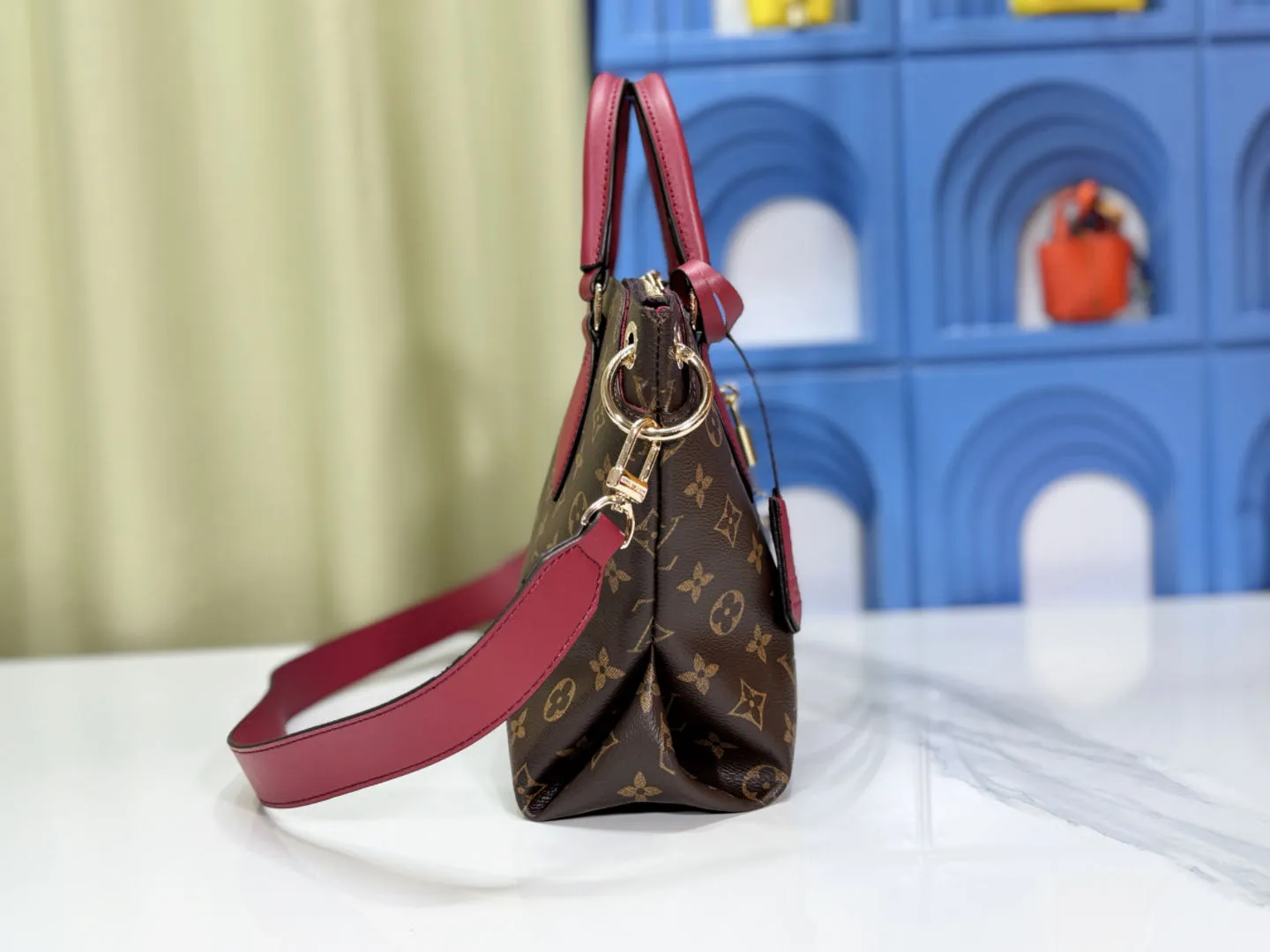 P Large 140 Small 130 Upgraded Original M44351 M44350 M44359 This FlowerBB zipper Tote handbag is made of soft Monogram canvas, equipped with smooth leather handles, shoulder straps and side seams. The shining golden metal flower padlock is the finishing touch. The versatile small bag has a soft, round shape that adds Louis Vuitton's signature femininity to casual looks. Large size 36-28-17, small size 29-23.5-13.5