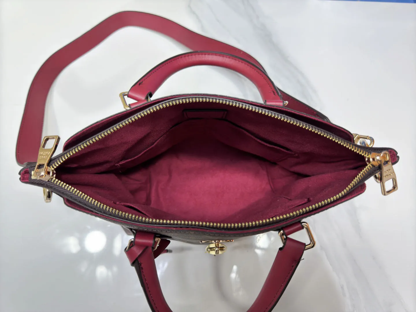 P Large 140 Small 130 Upgraded Original M44351 M44350 M44359 This FlowerBB zipper Tote handbag is made of soft Monogram canvas, equipped with smooth leather handles, shoulder straps and side seams. The shining golden metal flower padlock is the finishing touch. The versatile small bag has a soft, round shape that adds Louis Vuitton's signature femininity to casual looks. Large size 36-28-17, small size 29-23.5-13.5