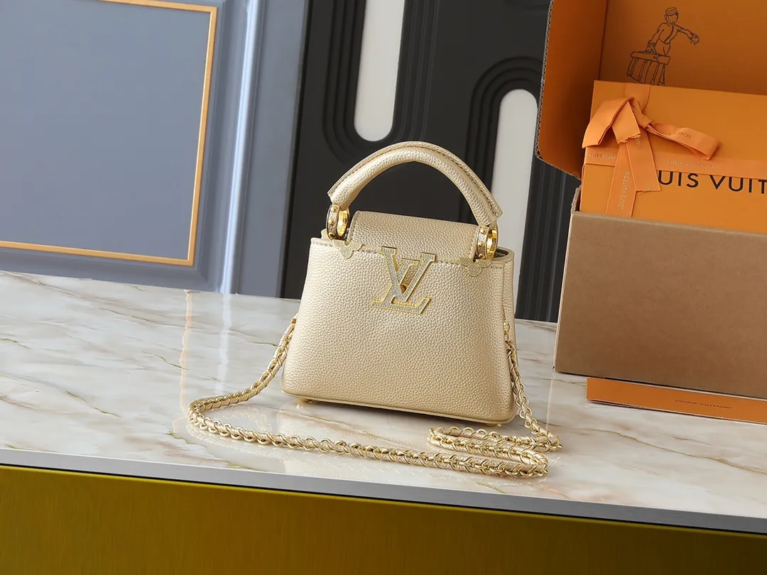 💰400💰Guangzhou goods Upgraded from the original M24583 M24584 M24585 Gold and diamond corolla This Capucines Flower Crown handbag is made of full-grain Taurillon leather and is embellished with Monogram flowers. Each flower is shaped by exquisite crystal diamonds. The LV logo and flowers echo each other, giving this soft handbag a jewel-like luster. Use the detachable shoulder strap cleverly to switch between shoulder and crossbody. Dimensions: 21.0 x 14.0 x 8.0 cm