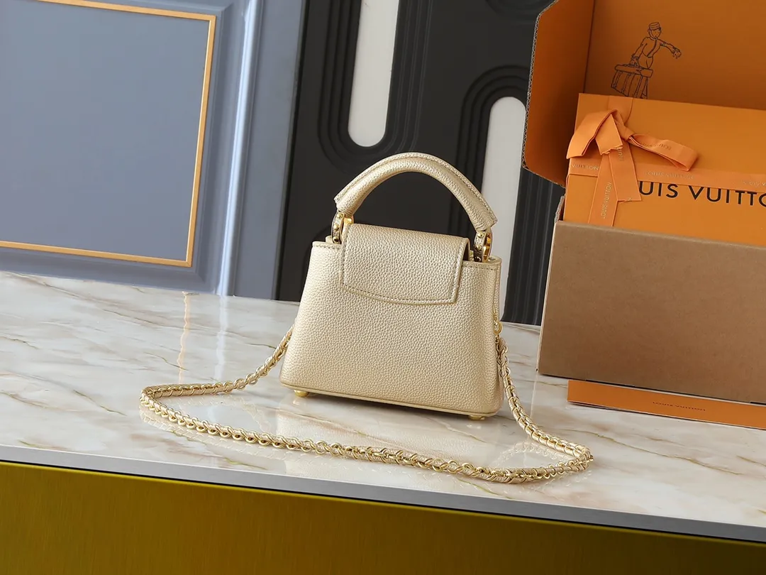 💰400💰Guangzhou goods Upgraded from the original M24583 M24584 M24585 Gold and diamond corolla This Capucines Flower Crown handbag is made of full-grain Taurillon leather and is embellished with Monogram flowers. Each flower is shaped by exquisite crystal diamonds. The LV logo and flowers echo each other, giving this soft handbag a jewel-like luster. Use the detachable shoulder strap cleverly to switch between shoulder and crossbody. Dimensions: 21.0 x 14.0 x 8.0 cm