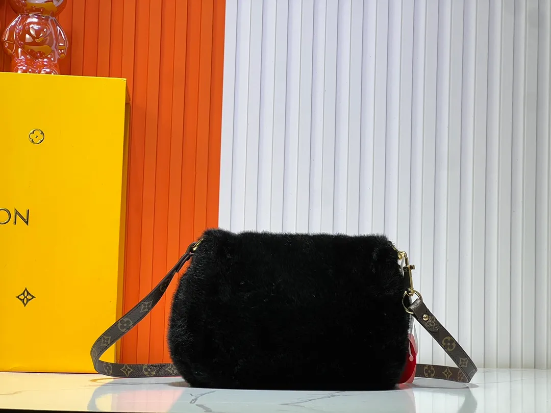 Batch 340💰Upgraded from the original M12097 M12192 M46829 This Sunset handbag is made of soft shearling and expresses the theme of the LV Ski Cozygram series with its unique design. Yingze metal hardware and Monogram details anchor the classic style, instantly upgrading your winter look. The ample structure makes it easy to store all your day and night needs, making it a perfect choice for leisure time after snow. Dimensions: 27.0 x 18.0 x 3.0 cm (length x height x width)