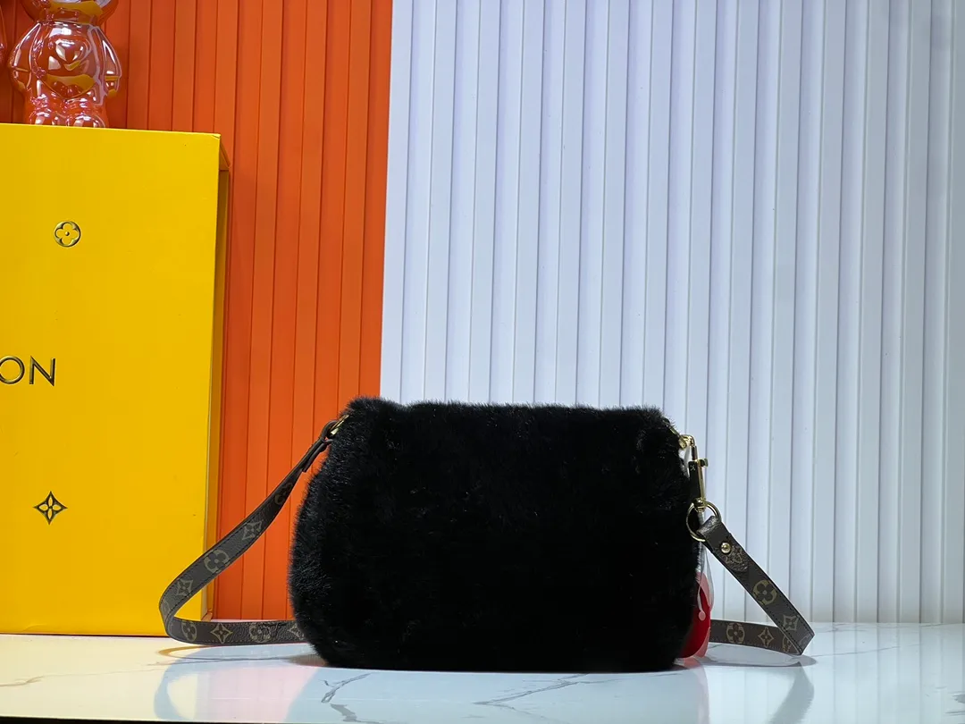 Batch 340💰Upgraded from the original M12097 M12192 M46829 This Sunset handbag is made of soft shearling and expresses the theme of the LV Ski Cozygram series with its unique design. Yingze metal hardware and Monogram details anchor the classic style, instantly upgrading your winter look. The ample structure makes it easy to store all your day and night needs, making it a perfect choice for leisure time after snow. Dimensions: 27.0 x 18.0 x 3.0 cm (length x height x width)