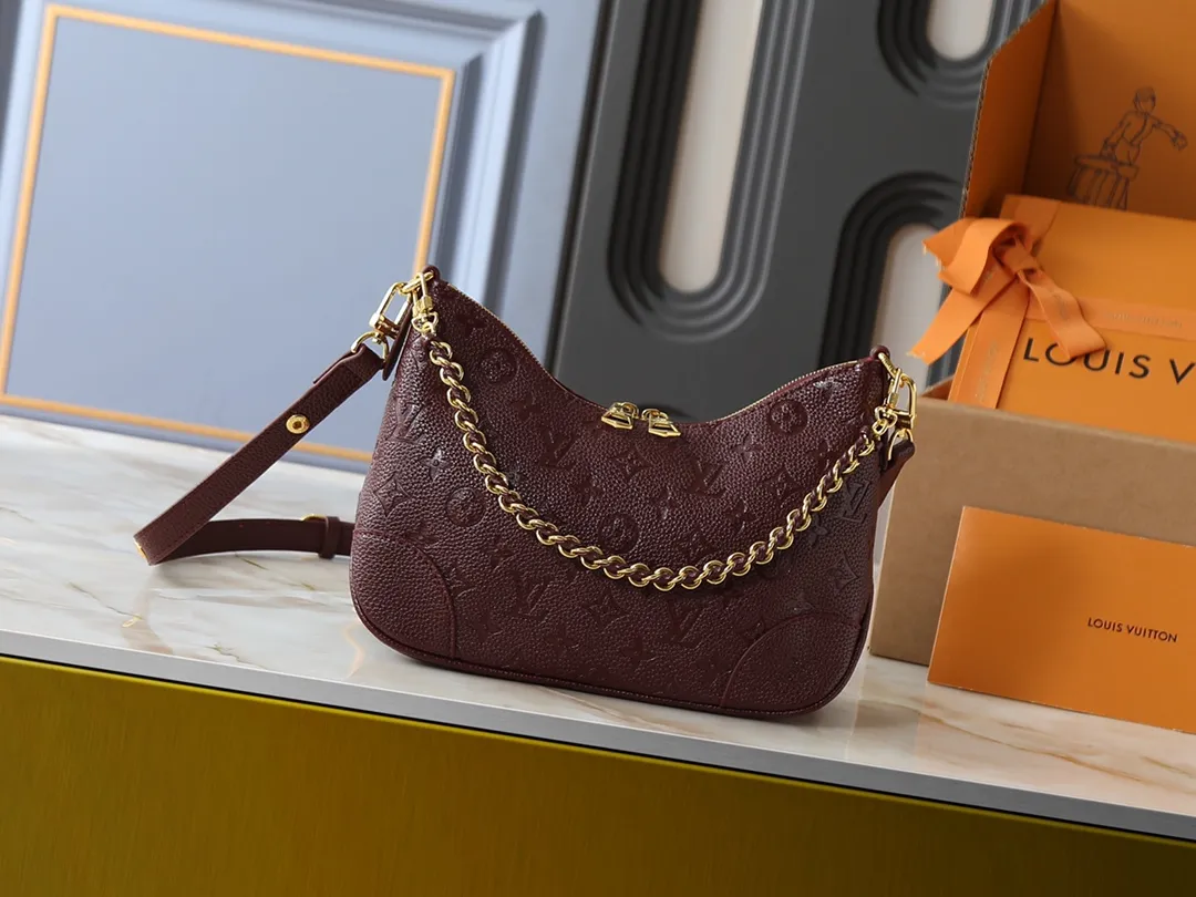 💰240💰Upgraded original M13224 M12930 M45832 M45831 Chain bag croissant series KOREA PRE-LAUNCH handbag This season's Boulogne bag uses Monogram leather material to reinterpret a symbolic design that can be used in multiple ways. Like existing designs made of canvas, various styles of items can be produced. Internal flat pocket that can store large-sized smartphones. A new version with a braided chain woven with gold hardware that creates a high-class and strong atmosphere. 16 x 9.5 x 29 cm.