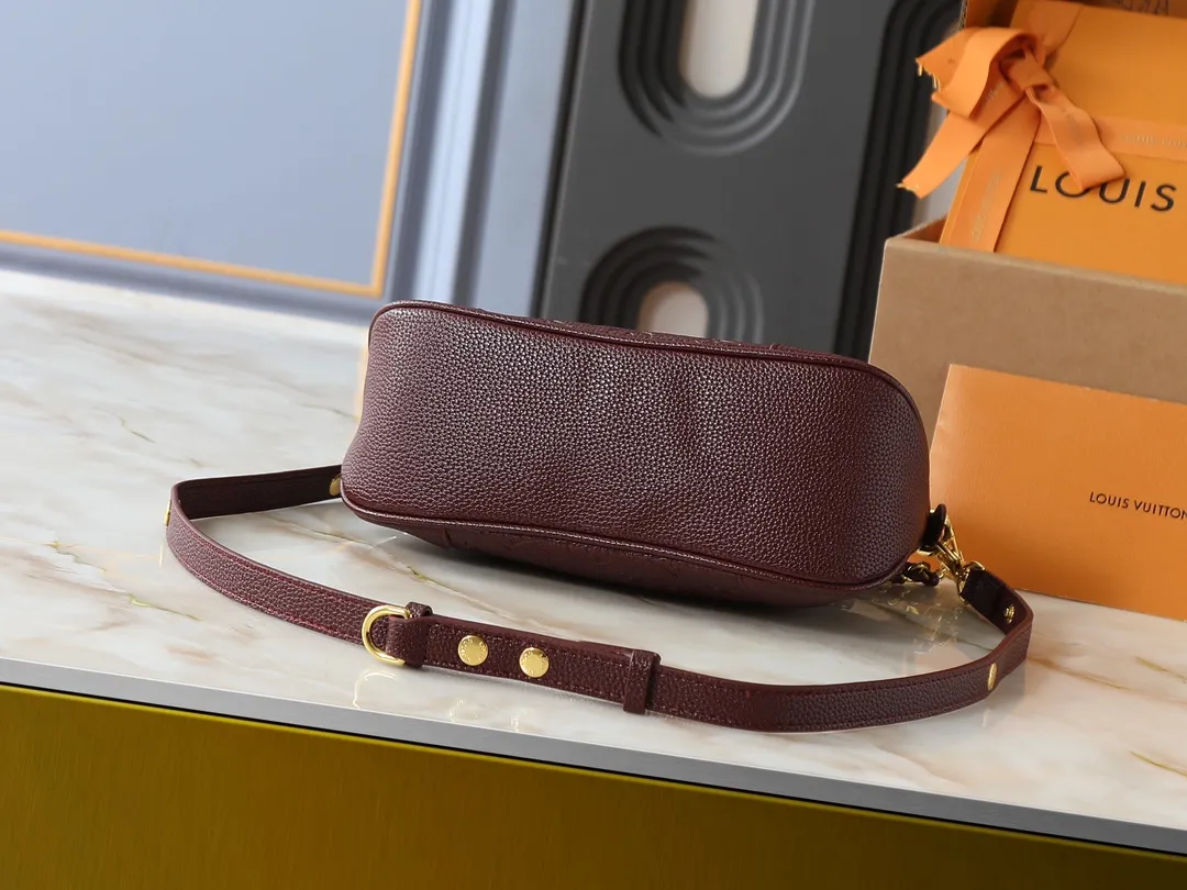 💰240💰Upgraded original M13224 M12930 M45832 M45831 Chain bag croissant series KOREA PRE-LAUNCH handbag This season's Boulogne bag uses Monogram leather material to reinterpret a symbolic design that can be used in multiple ways. Like existing designs made of canvas, various styles of items can be produced. Internal flat pocket that can store large-sized smartphones. A new version with a braided chain woven with gold hardware that creates a high-class and strong atmosphere. 16 x 9.5 x 29 cm.