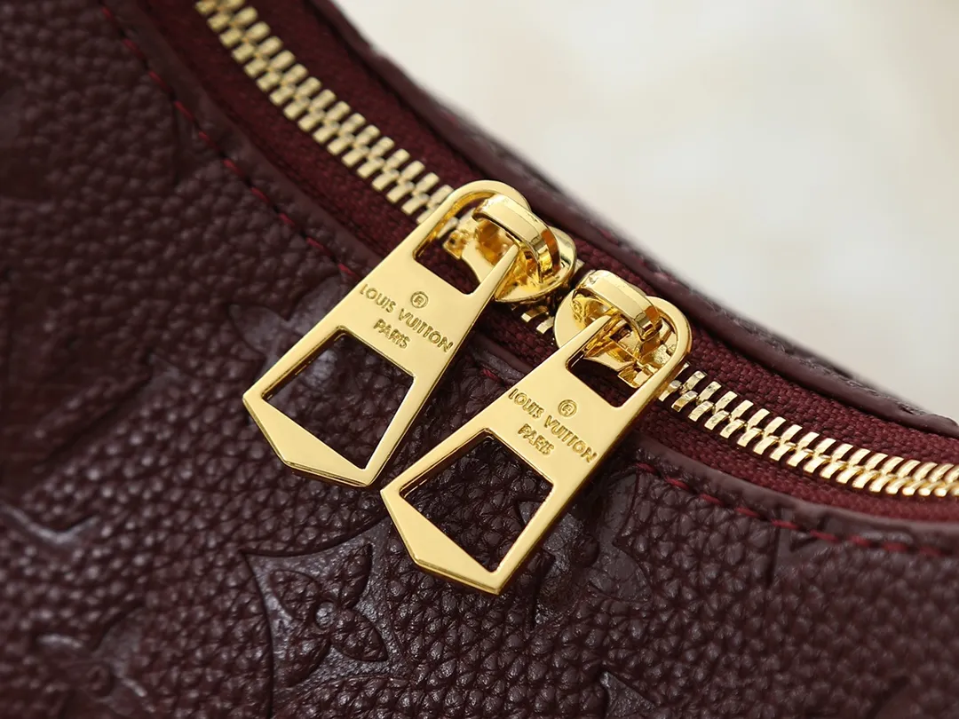 💰240💰Upgraded original M13224 M12930 M45832 M45831 Chain bag croissant series KOREA PRE-LAUNCH handbag This season's Boulogne bag uses Monogram leather material to reinterpret a symbolic design that can be used in multiple ways. Like existing designs made of canvas, various styles of items can be produced. Internal flat pocket that can store large-sized smartphones. A new version with a braided chain woven with gold hardware that creates a high-class and strong atmosphere. 16 x 9.5 x 29 cm.