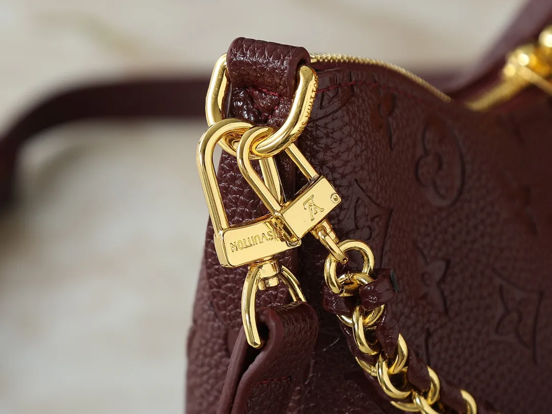 💰240💰Upgraded original M13224 M12930 M45832 M45831 Chain bag croissant series KOREA PRE-LAUNCH handbag This season's Boulogne bag uses Monogram leather material to reinterpret a symbolic design that can be used in multiple ways. Like existing designs made of canvas, various styles of items can be produced. Internal flat pocket that can store large-sized smartphones. A new version with a braided chain woven with gold hardware that creates a high-class and strong atmosphere. 16 x 9.5 x 29 cm.