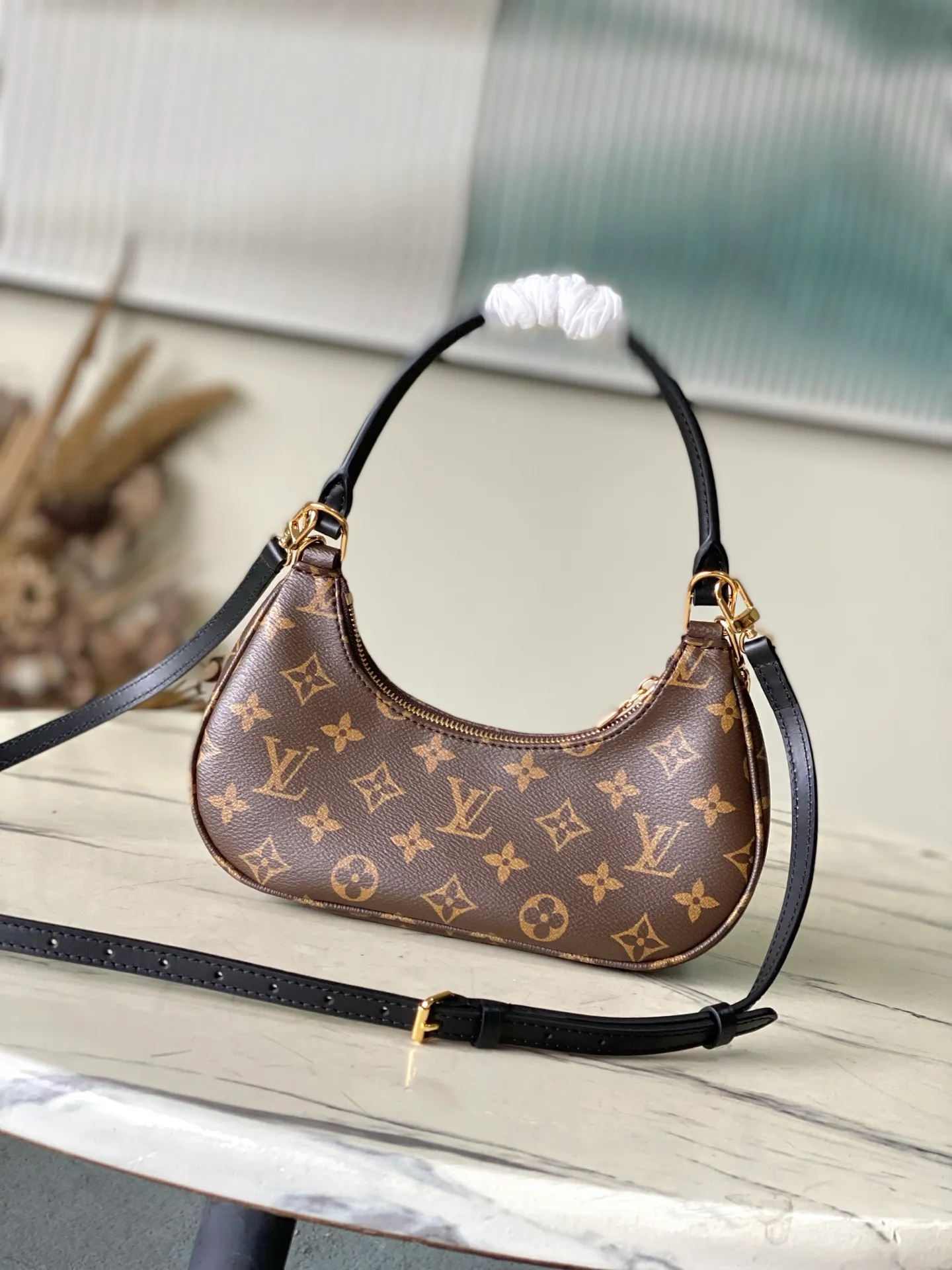💰880 Top Original Order M25223 This small Catchy handbag is made of canvas and trimmed with cow leather. It uses the classic Monogram pattern to pay tribute to the brand's tradition, making it another smart choice. The neat structure makes it easy to carry your daily needs. The double-sided sliding straps make it easy to adjust the contours of the bag. The detachable metal chain complements the key-shaped decoration. Dimensions: 24 × 10 × 6.cm