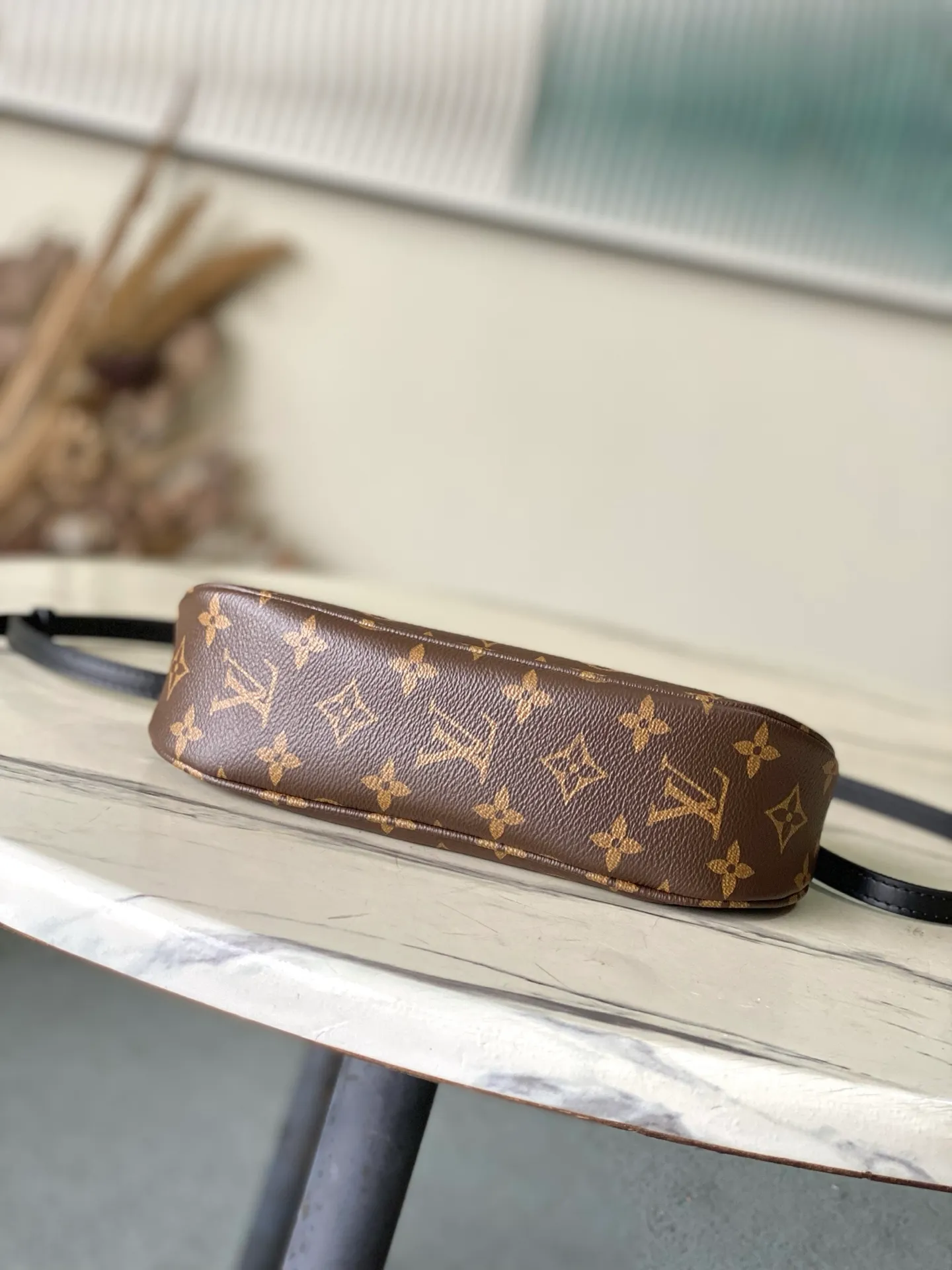💰880 Top Original Order M25223 This small Catchy handbag is made of canvas and trimmed with cow leather. It uses the classic Monogram pattern to pay tribute to the brand's tradition, making it another smart choice. The neat structure makes it easy to carry your daily needs. The double-sided sliding straps make it easy to adjust the contours of the bag. The detachable metal chain complements the key-shaped decoration. Dimensions: 24 × 10 × 6.cm