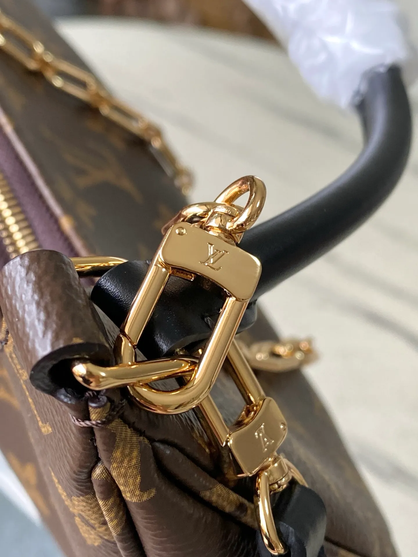 💰880 Top Original Order M25223 This small Catchy handbag is made of canvas and trimmed with cow leather. It uses the classic Monogram pattern to pay tribute to the brand's tradition, making it another smart choice. The neat structure makes it easy to carry your daily needs. The double-sided sliding straps make it easy to adjust the contours of the bag. The detachable metal chain complements the key-shaped decoration. Dimensions: 24 × 10 × 6.cm