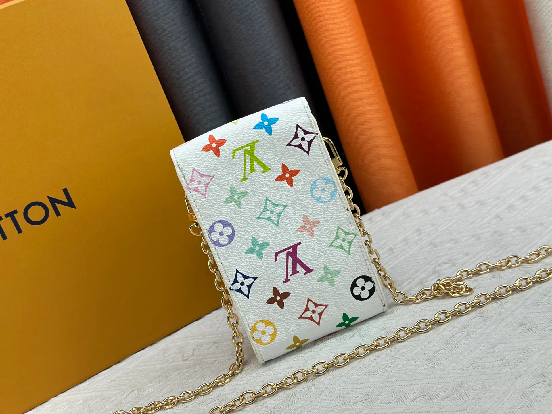 P220 upgraded version [Official latest model] [Real shot] M13572 This Métis mobile phone bag M82465 camera bag takes inspiration from Louis Vuitton's classic luggage and uses a whole piece of Monogram canvas to cut out an exquisite configuration. The S-lock clasp and metal corners speak of the brand's long tradition of boxmaking. Attach the removable chain to instantly be hands-free. Dimensions: 10.4 x 17.5 x 4.0 cm (length x height x width)