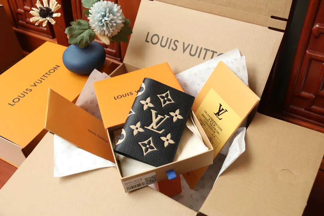 Original quality P340 [Exclusive real shot M64501 black silk screen] An excellent companion for fashionable travel. Lined with luxurious grained calfskin and featuring a multi-compartment interior, this is a classic travel accessory. The image of a giraffe carrying a gorgeous Louis Vuitton handbag and making a shopping spree transforms this elegant passport holder into the embodiment of cuteness. Dimensions 10.0 x 14.0 x 2.5 cm (length x height x width).