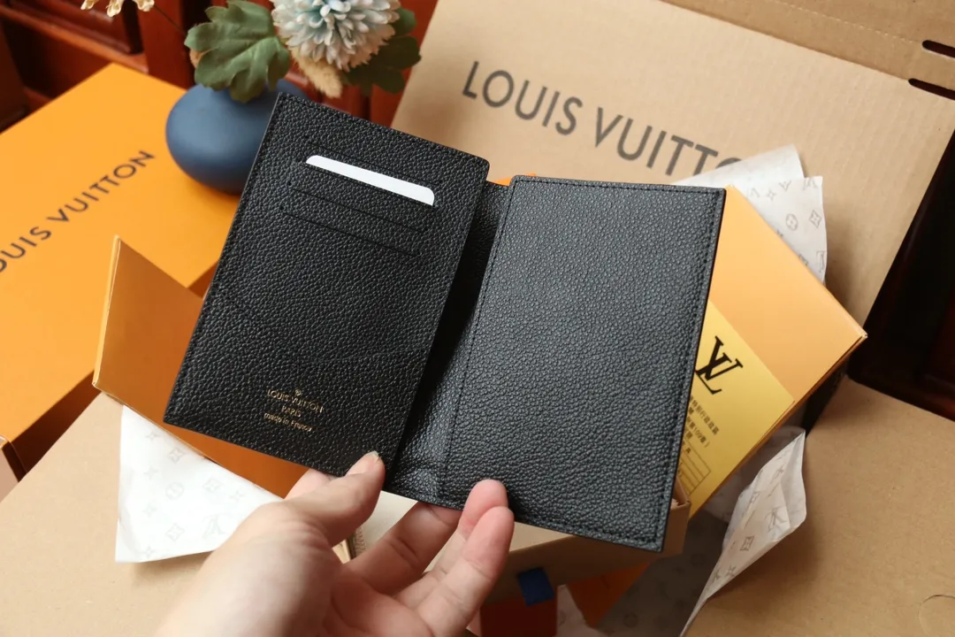 Original quality P340 [Exclusive real shot M64501 black silk screen] An excellent companion for fashionable travel. Lined with luxurious grained calfskin and featuring a multi-compartment interior, this is a classic travel accessory. The image of a giraffe carrying a gorgeous Louis Vuitton handbag and making a shopping spree transforms this elegant passport holder into the embodiment of cuteness. Dimensions 10.0 x 14.0 x 2.5 cm (length x height x width).