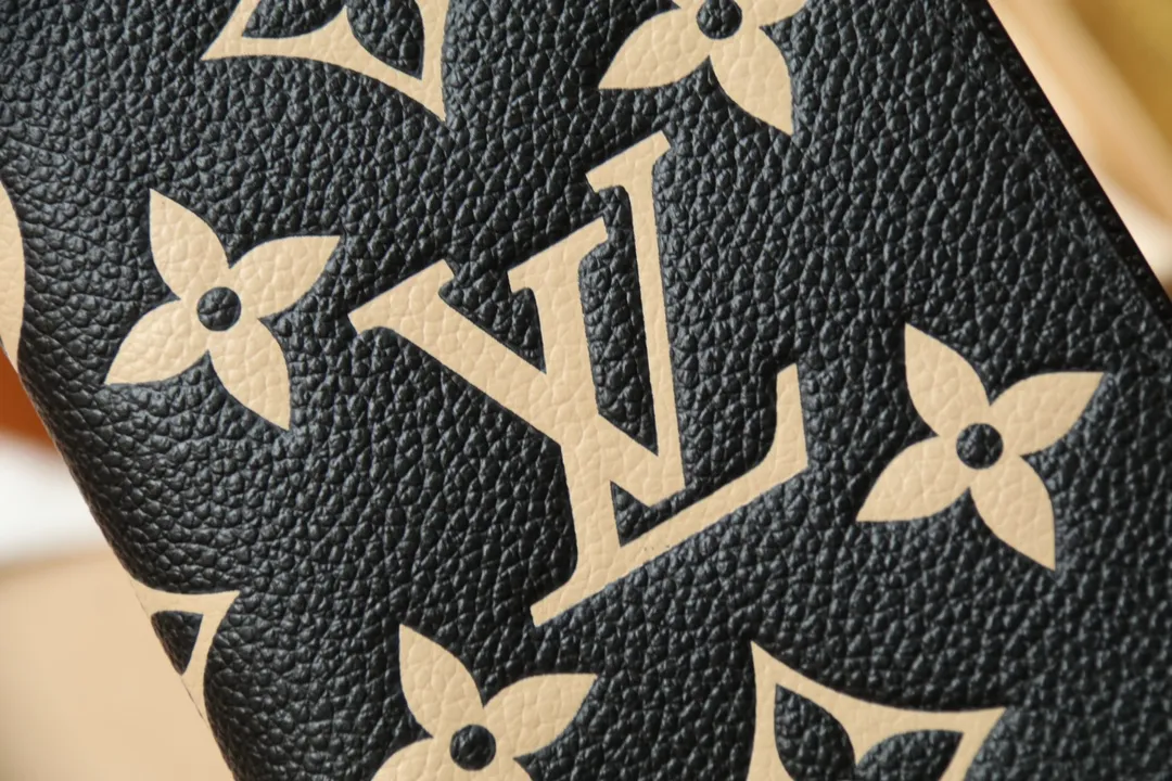 Original quality P340 [Exclusive real shot M64501 black silk screen] An excellent companion for fashionable travel. Lined with luxurious grained calfskin and featuring a multi-compartment interior, this is a classic travel accessory. The image of a giraffe carrying a gorgeous Louis Vuitton handbag and making a shopping spree transforms this elegant passport holder into the embodiment of cuteness. Dimensions 10.0 x 14.0 x 2.5 cm (length x height x width).