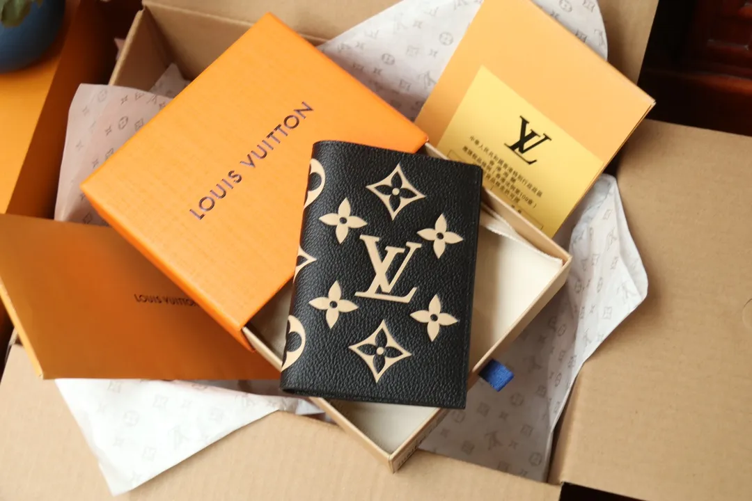 Original quality P340 [Exclusive real shot M64501 black silk screen] An excellent companion for fashionable travel. Lined with luxurious grained calfskin and featuring a multi-compartment interior, this is a classic travel accessory. The image of a giraffe carrying a gorgeous Louis Vuitton handbag and making a shopping spree transforms this elegant passport holder into the embodiment of cuteness. Dimensions 10.0 x 14.0 x 2.5 cm (length x height x width).