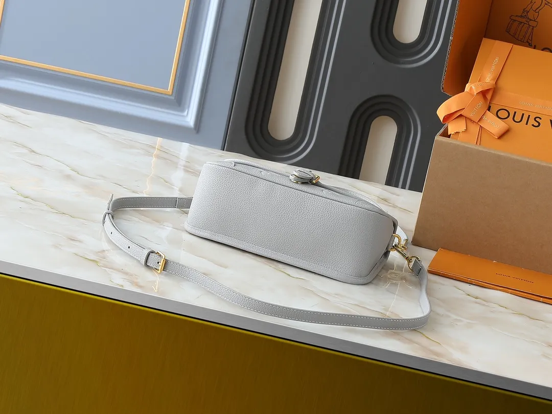 💰240💰Upgraded original M14214 M46583 M46584 M46386 M46388 M45985 Full leather baguette series New Diane handbag Diane satchel is made of Monogram Empreinte, made of the brand's iconic embossed leather. This versatile bag comes with a removable leather shoulder strap that can be worn on the shoulder or by hand, as well as a wide removable full leather crossbody bag with 'Louis Vuitton' printed strap. This versatile bag can be styled in chic or sporty fashion to match the overall style or mood. Dimensions: 25.0 × 9.0 × 15.0 cm