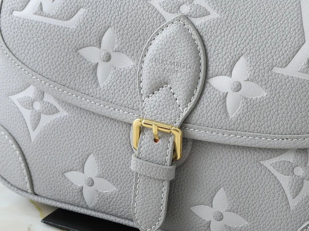 💰240💰Upgraded original M14214 M46583 M46584 M46386 M46388 M45985 Full leather baguette series New Diane handbag Diane satchel is made of Monogram Empreinte, made of the brand's iconic embossed leather. This versatile bag comes with a removable leather shoulder strap that can be worn on the shoulder or by hand, as well as a wide removable full leather crossbody bag with 'Louis Vuitton' printed strap. This versatile bag can be styled in chic or sporty fashion to match the overall style or mood. Dimensions: 25.0 × 9.0 × 15.0 cm
