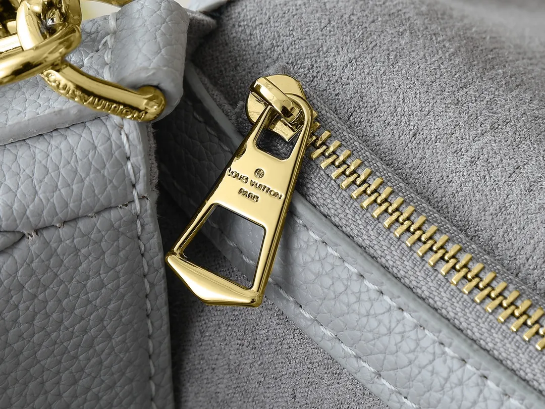 💰240💰Upgraded original M14214 M46583 M46584 M46386 M46388 M45985 Full leather baguette series New Diane handbag Diane satchel is made of Monogram Empreinte, made of the brand's iconic embossed leather. This versatile bag comes with a removable leather shoulder strap that can be worn on the shoulder or by hand, as well as a wide removable full leather crossbody bag with 'Louis Vuitton' printed strap. This versatile bag can be styled in chic or sporty fashion to match the overall style or mood. Dimensions: 25.0 × 9.0 × 15.0 cm