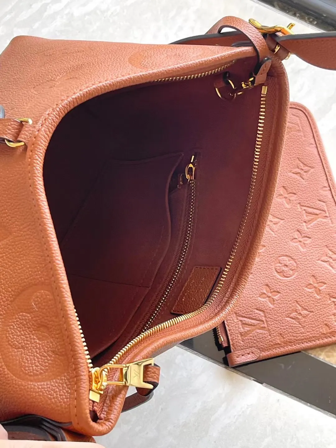 💰1080 (top-grain leather) top-quality original M11790 caramel color CarryAll small handbag is made of Monogram Empreinte embossed leather. It has a generous structure and a neat inner layer. The large inner bag adds functional elements. Comes with a Monogram embossed zipper clutch secured by a leather strap. A personal companion for urban life. Dimensions 29 x 24 x 12 cm (length x height x width)