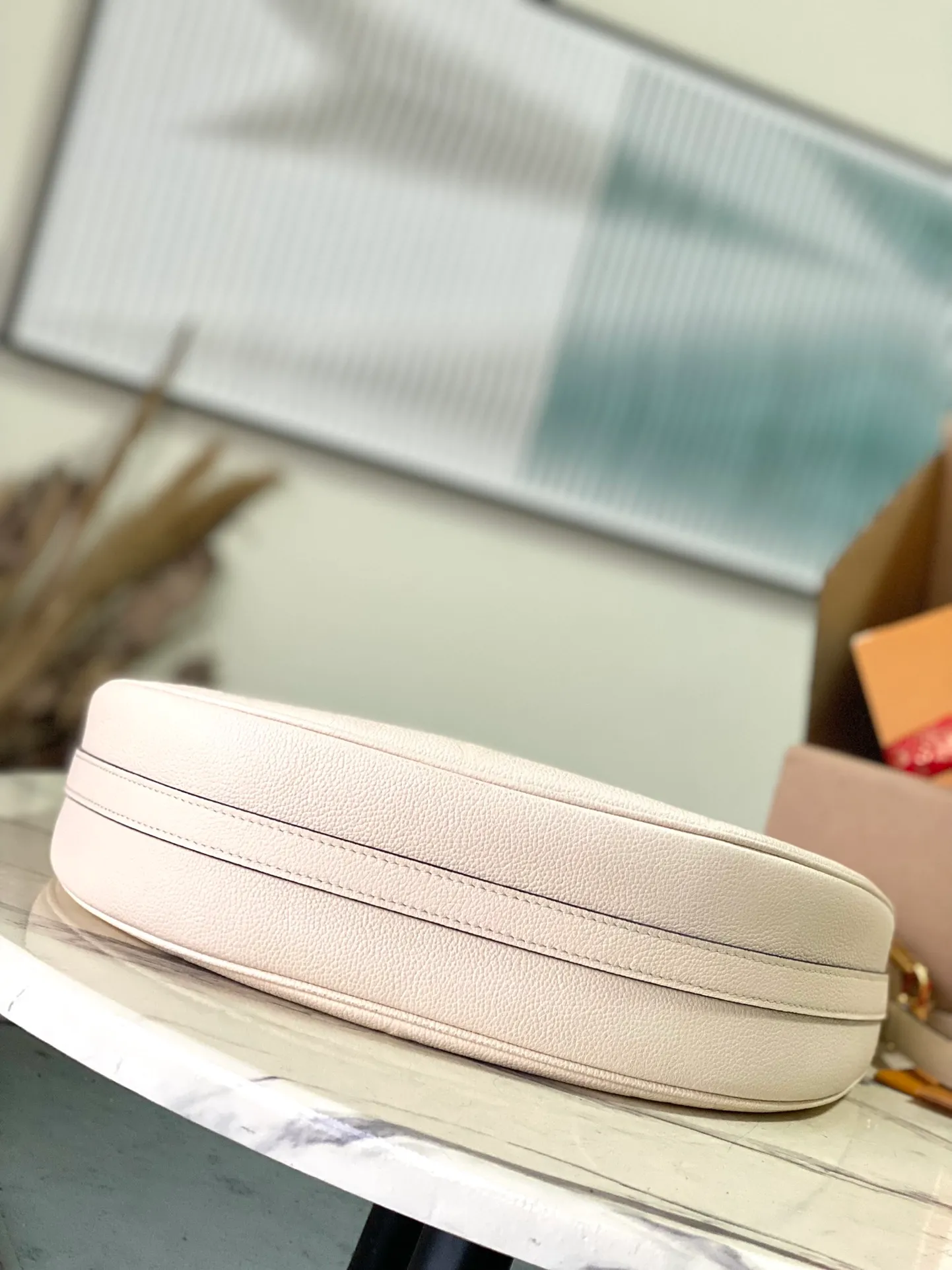 💰1300 (top layer leather) top original order M46739. Support counter inspection. Photos taken of duty-free goods are consistent with the product without unpacking. This product is an exclusive duty-free product in the market and is the highest-end product. Inspection is supported. This product has passed strict inspection and is flawless. Please wear gloves when touching the product. This product is not returnable or exchangeable. Please confirm the product first and then remove the label on the handle. This product is temporarily not open to the public, only regular customers, and is in short supply. Dimensions: 38 x 26 x 10 cm