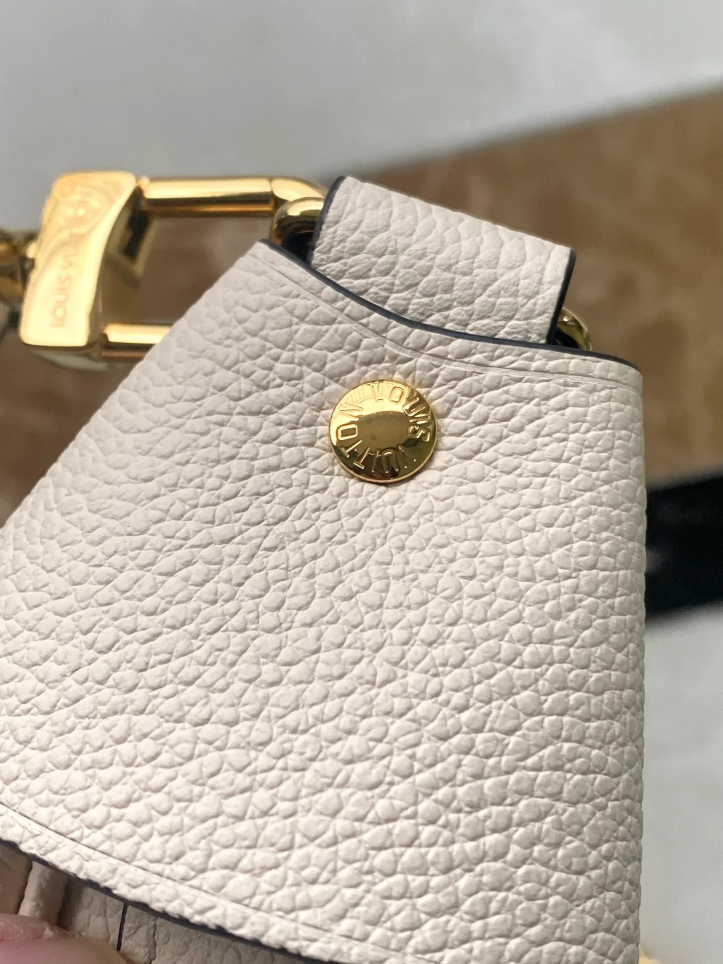 💰1300 (top layer leather) top original order M46739. Support counter inspection. Photos taken of duty-free goods are consistent with the product without unpacking. This product is an exclusive duty-free product in the market and is the highest-end product. Inspection is supported. This product has passed strict inspection and is flawless. Please wear gloves when touching the product. This product is not returnable or exchangeable. Please confirm the product first and then remove the label on the handle. This product is temporarily not open to the public, only regular customers, and is in short supply. Dimensions: 38 x 26 x 10 cm