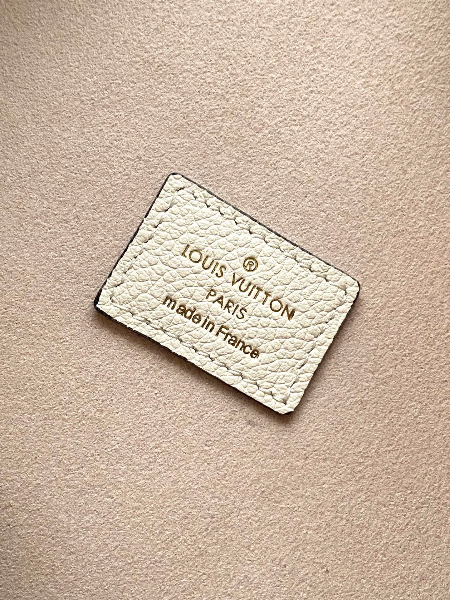 💰1300 (top layer leather) top original order M46739. Support counter inspection. Photos taken of duty-free goods are consistent with the product without unpacking. This product is an exclusive duty-free product in the market and is the highest-end product. Inspection is supported. This product has passed strict inspection and is flawless. Please wear gloves when touching the product. This product is not returnable or exchangeable. Please confirm the product first and then remove the label on the handle. This product is temporarily not open to the public, only regular customers, and is in short supply. Dimensions: 38 x 26 x 10 cm