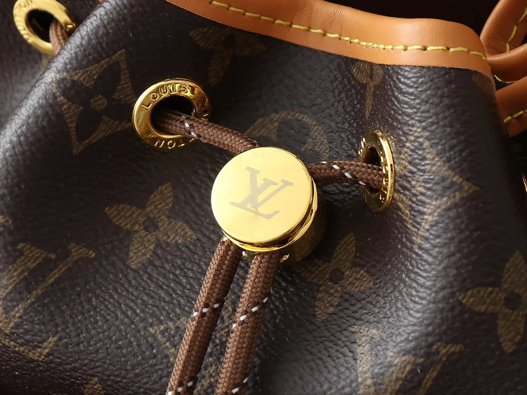💰Large 130. Small 240💰Upgraded from the original M14199 M14017 Noe Cargo is a compact bucket bag made of glossy cow leather, showing a nylon-like technological luster, and is lined with deep-toned fabric. Metal parts, including the LV letters attached to a ball chain, are the only color-coordinated elements on this monochromatic bag. Roomy front pocket inside. ·Cow leather trim fabric lined with hardware Drawstring and metal closure main compartment LV pendant zipper pull Pearl rivets Louis Vuitton Paris patch ·Zip front pocket Shoulder strap: Removable, adjustable strap Half length: 40.0 cm Small size: 24✘22✘16cm Large size: 28✘22✘16cm (H✘L✘W)