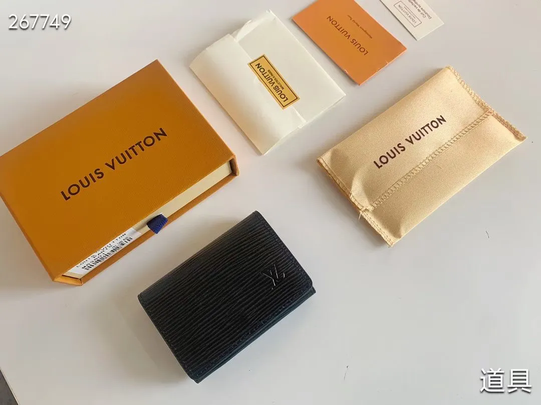 P80 💎LV ENVELOPPE CARTE DE VISITE Card Holder Wallet Made of classic Monogram coated canvas, this Enveloppe Carte de Visite card holder allows you to carry business cards or credit cards with you delicately. It can be easily stored in almost any pocket and uses snap buttons to open and close. Style number: M63801. Model: 10.5x 8x1. Coding: nn71/145125/57